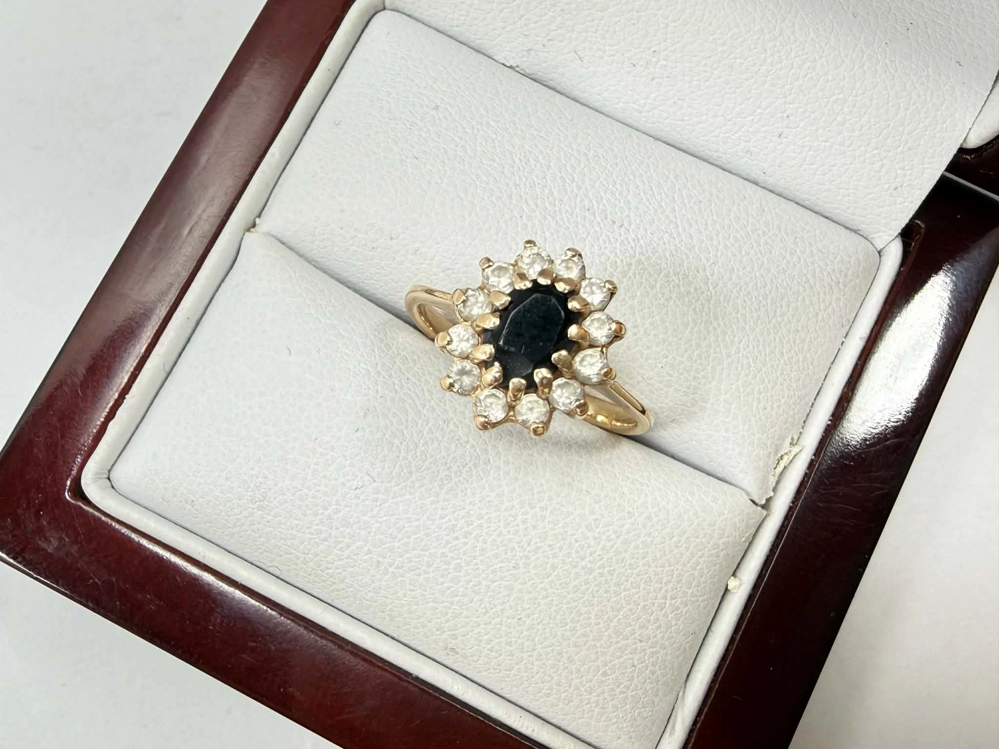 wyrob-jubilerski-uzywany-pierscionek-kamien-17088-4194304