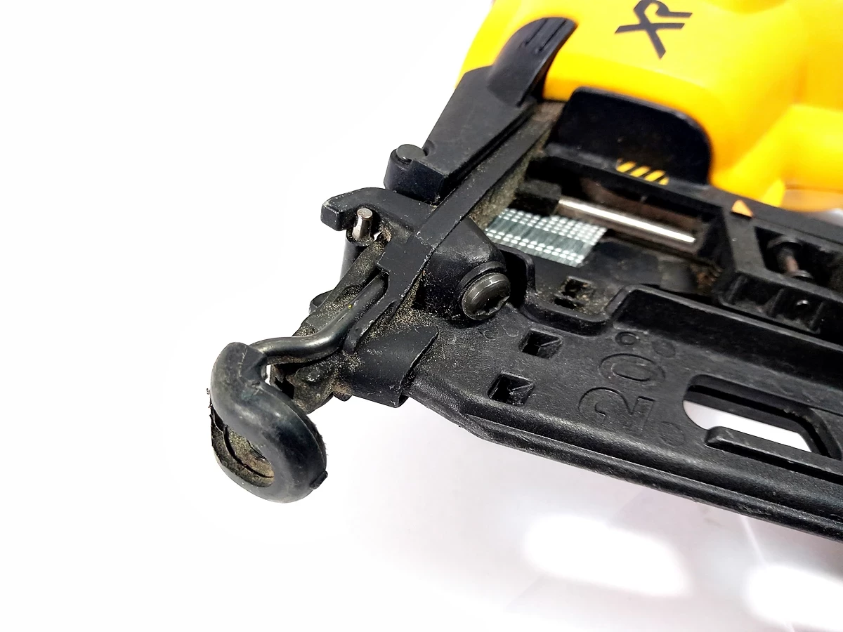 gwozdziarka-dewalt-dcn660-body-zasilanie-209202-1769478