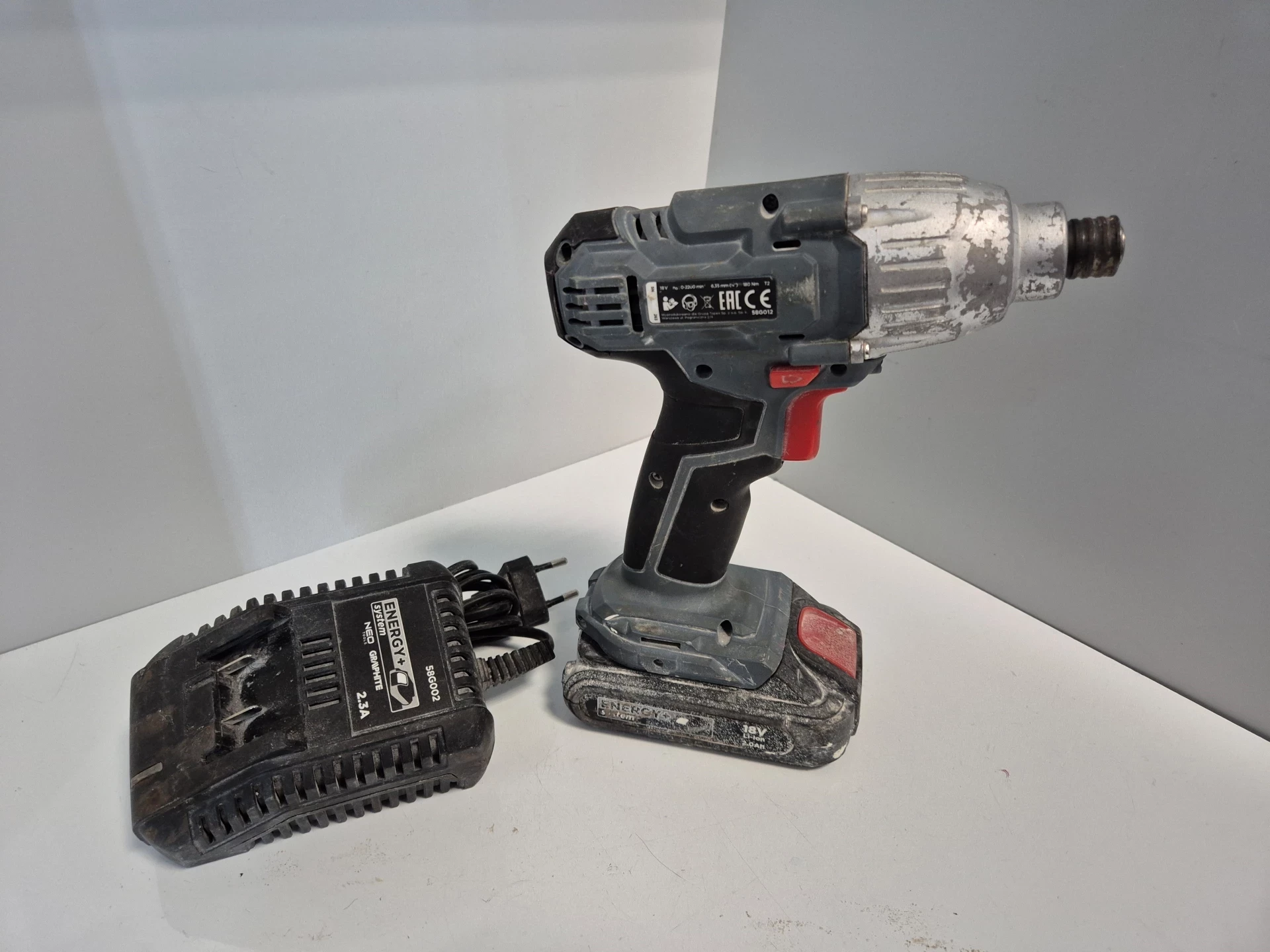 graphite-energy-zakretarka-akumulatorowa-58g012-akumulator-ladowarka-seria-energy