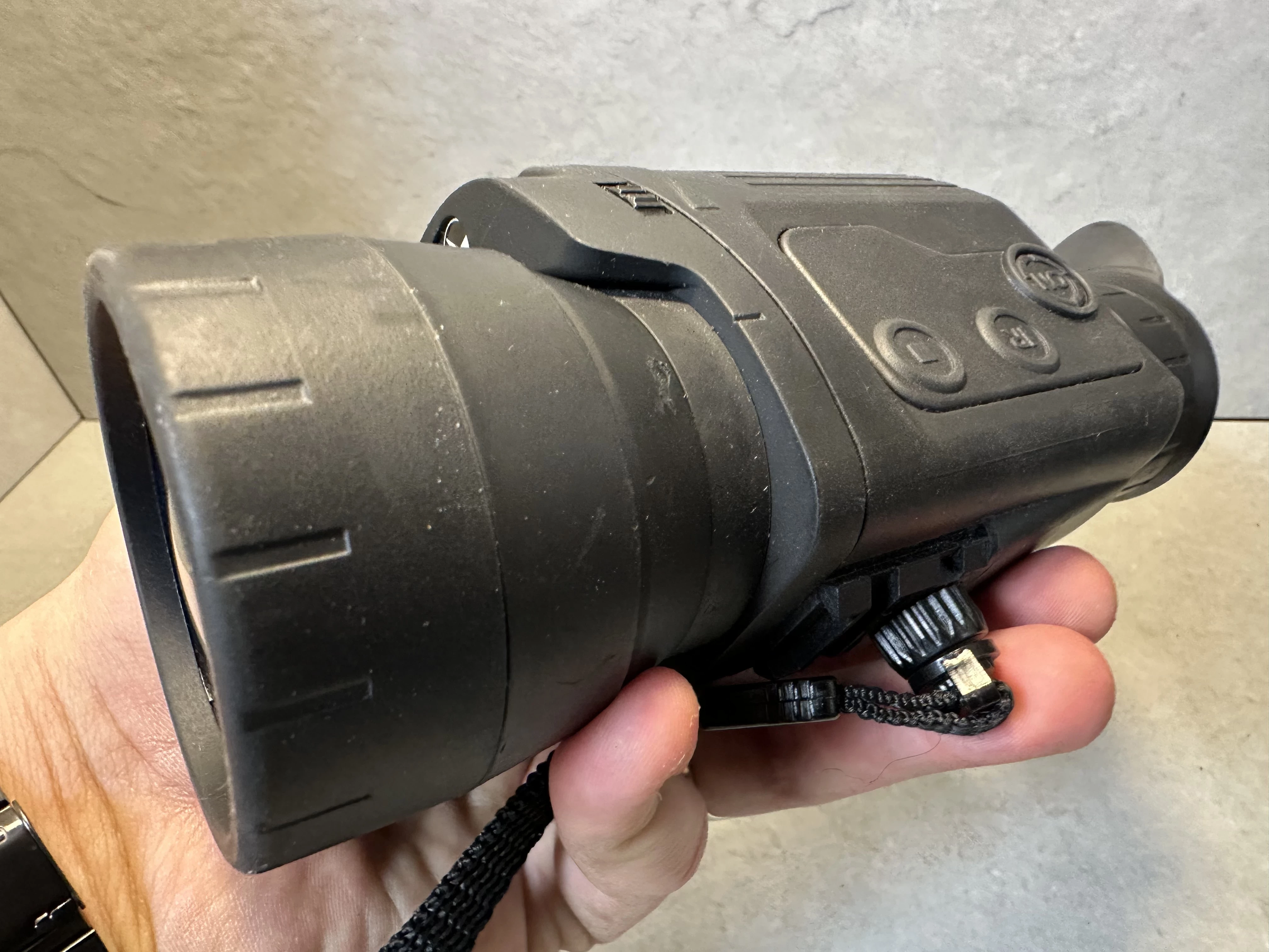 noktowizor-cyfrowy-pulsar-digital-nv-recon-770-zasieg-w-ciemnosci-400