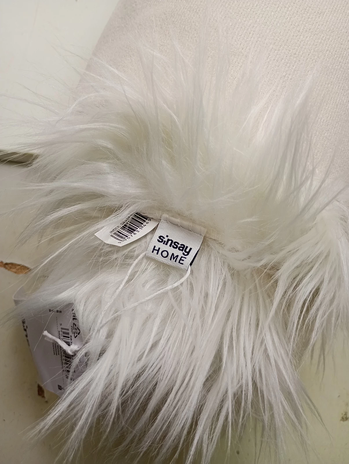 dywan-futerko-biale-sinsay-60x180cm-material-wykonania-11525-281645