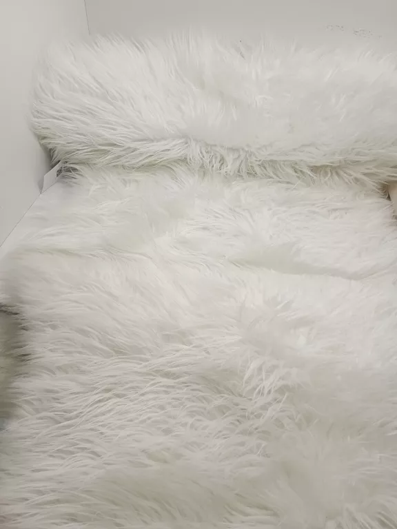 dywan-futerko-biale-sinsay-60x180cm-dlugosc-180