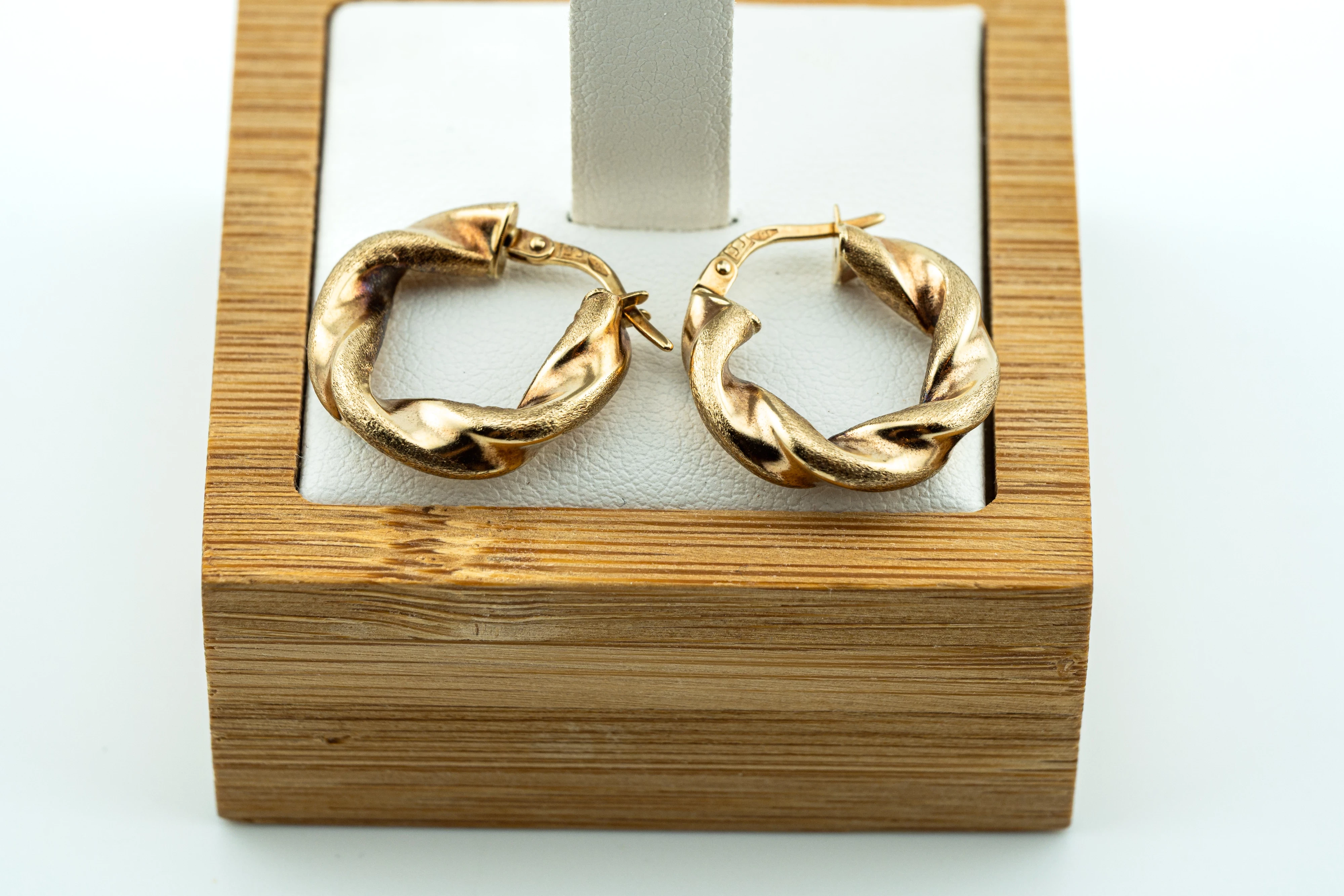 zb519-ciekawe-kolczyki-solidne-krecone-kola-z-zoltego-zlota-375-20mm-plac-3-maja-6-sj-luban-kamp