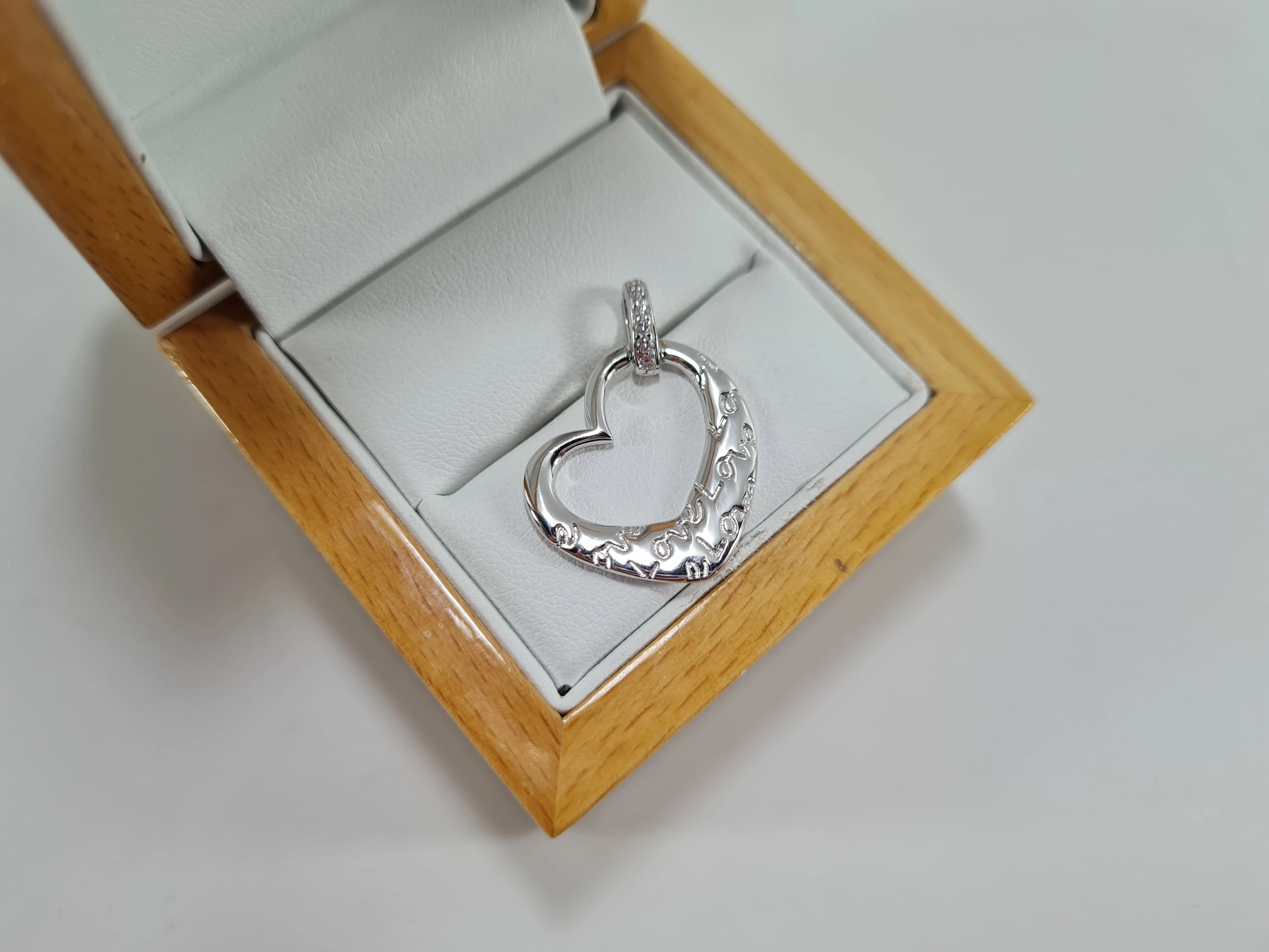 zawieszka-stal-serce-z-napisem-love-gooix-90202444-93100-ean-gtin-5906700234101