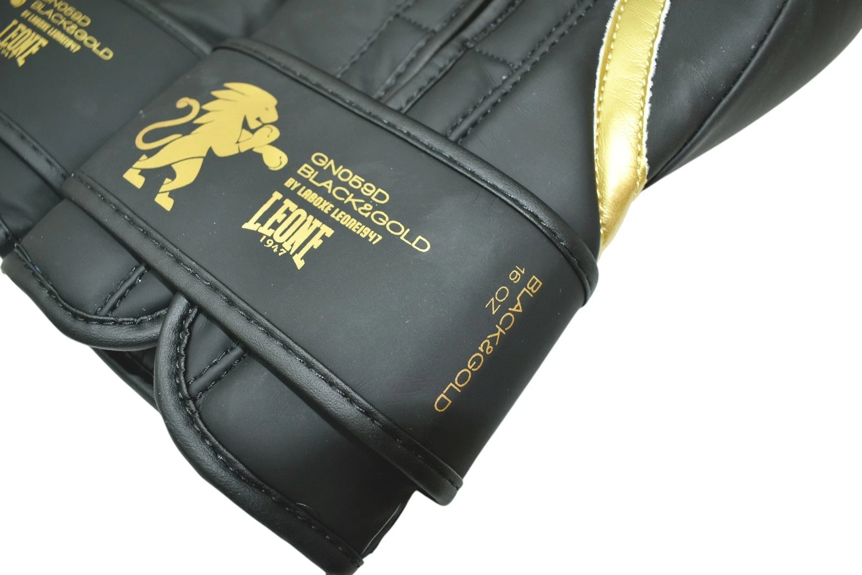 rekawice-bokserskie-leone-16oz-gn059d-czarne-model-blackwhite