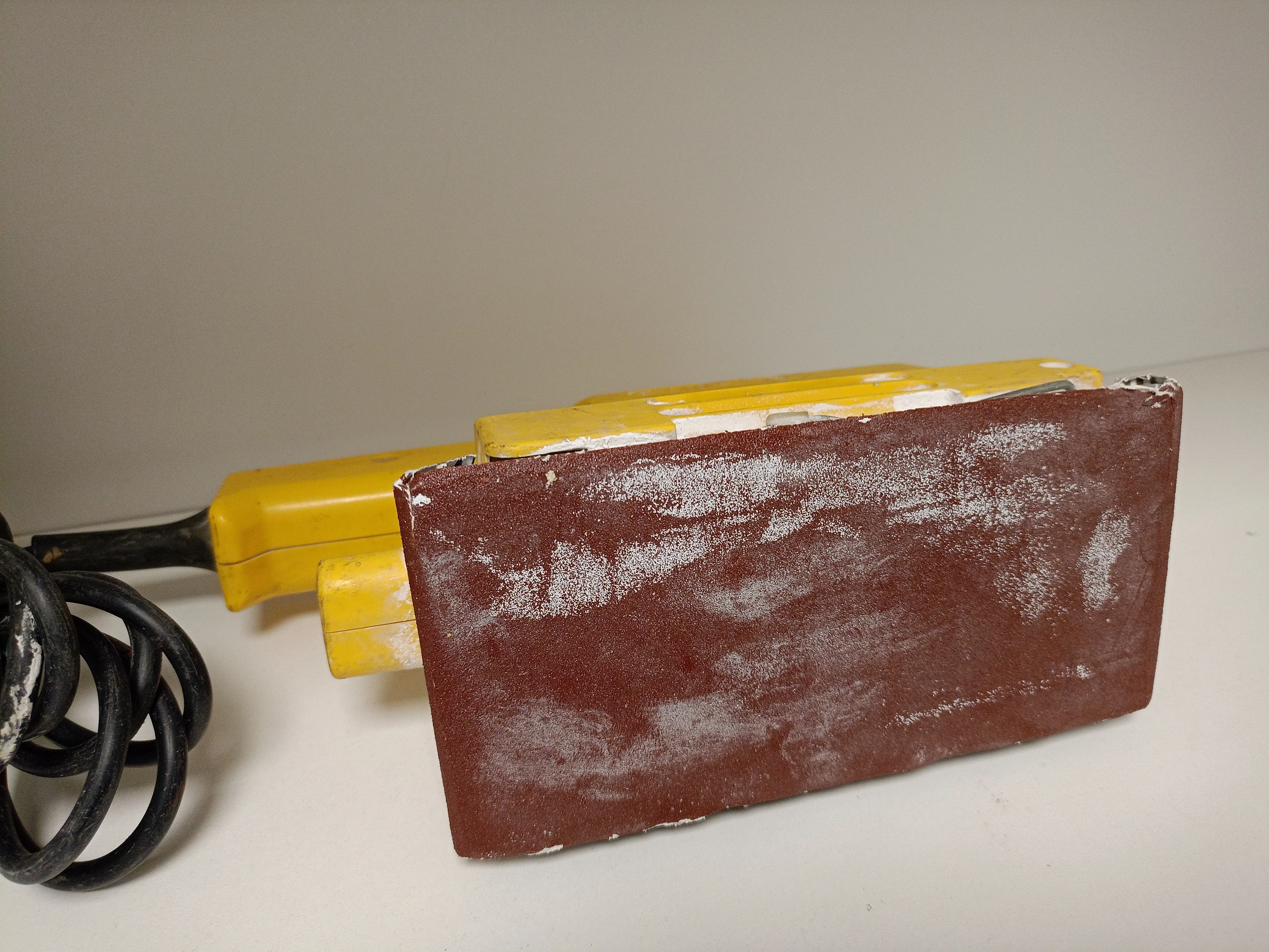 szlifierka-oscylacyjna-sieciowe-toya-135-w-230-v-rodzaj-250123-1798304