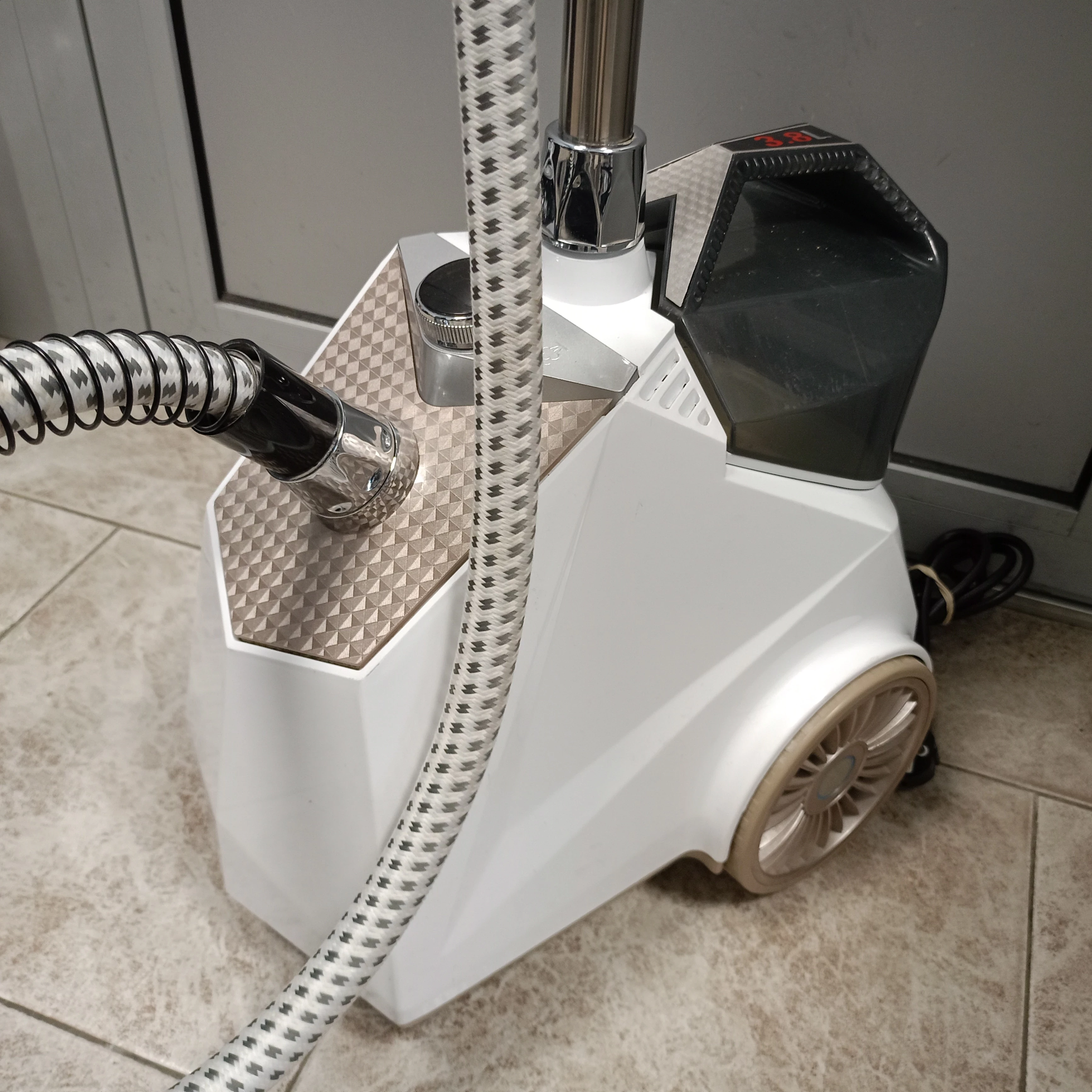 parownica-ze-stojakiem-woltu-dg005gw-z-wieszakiem-na-ubrania-2200w-38l-moc-220000