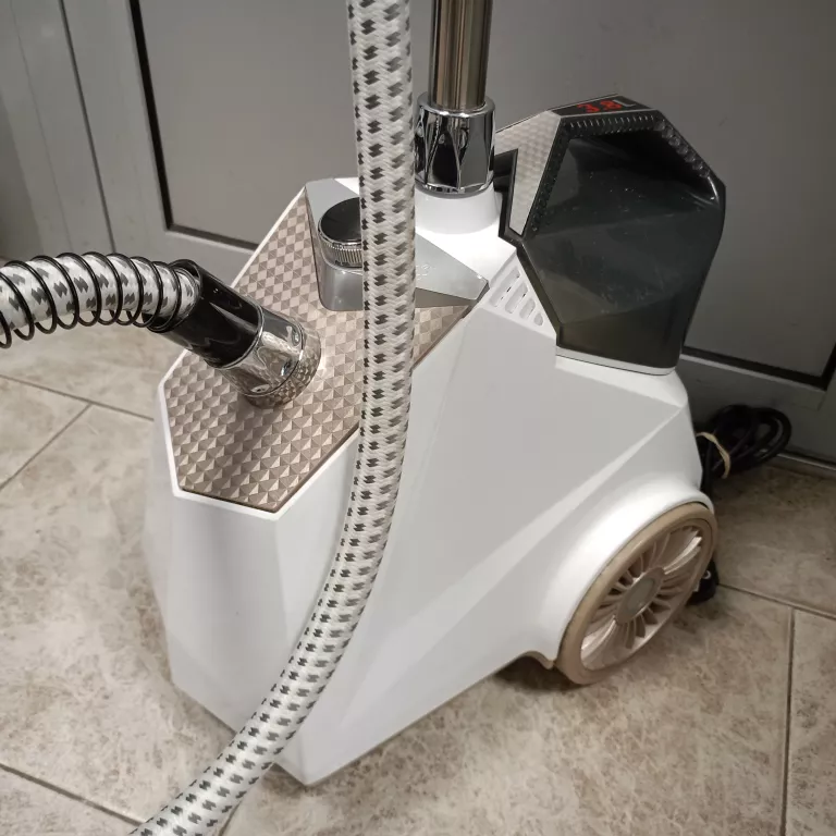 parownica-ze-stojakiem-woltu-dg005gw-z-wieszakiem-na-ubrania-2200w-38l-moc-220000