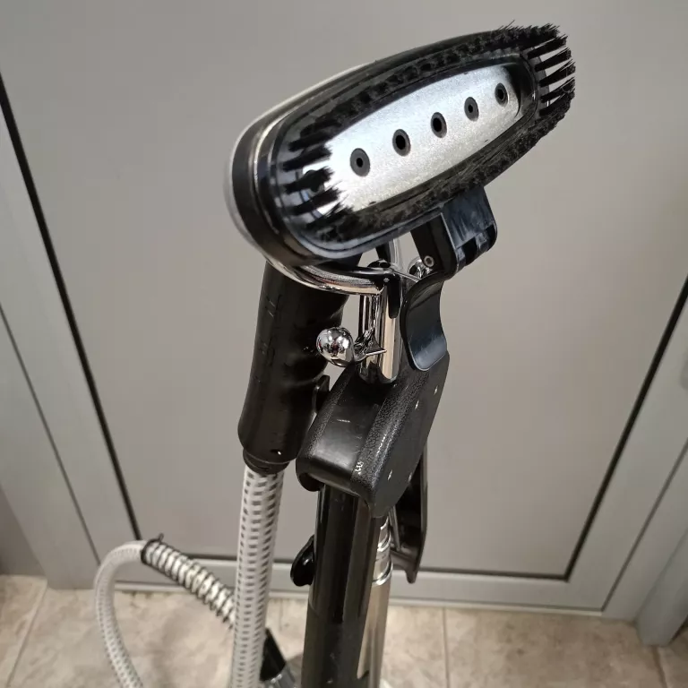 parownica-ze-stojakiem-woltu-dg005gw-z-wieszakiem-na-ubrania-2200w-38l-marka-248811-958954