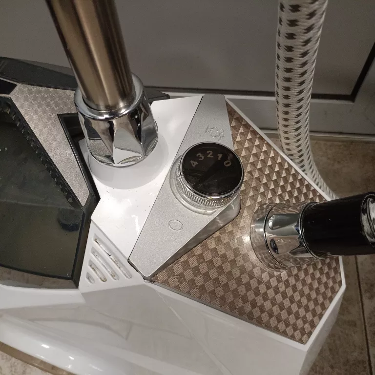 parownica-ze-stojakiem-woltu-dg005gw-z-wieszakiem-na-ubrania-2200w-38l-kod-producenta-32r-4f4