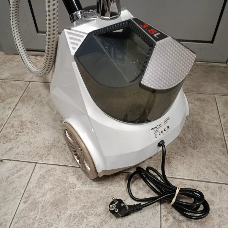 parownica-ze-stojakiem-woltu-dg005gw-z-wieszakiem-na-ubrania-2200w-38l-model-standing-garment-steamer