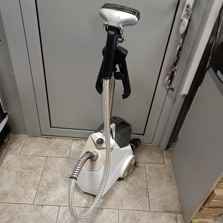 parownica-ze-stojakiem-woltu-dg005gw-z-wieszakiem-na-ubrania-2200w-38l-kolor-dominujacy-129357-1186190