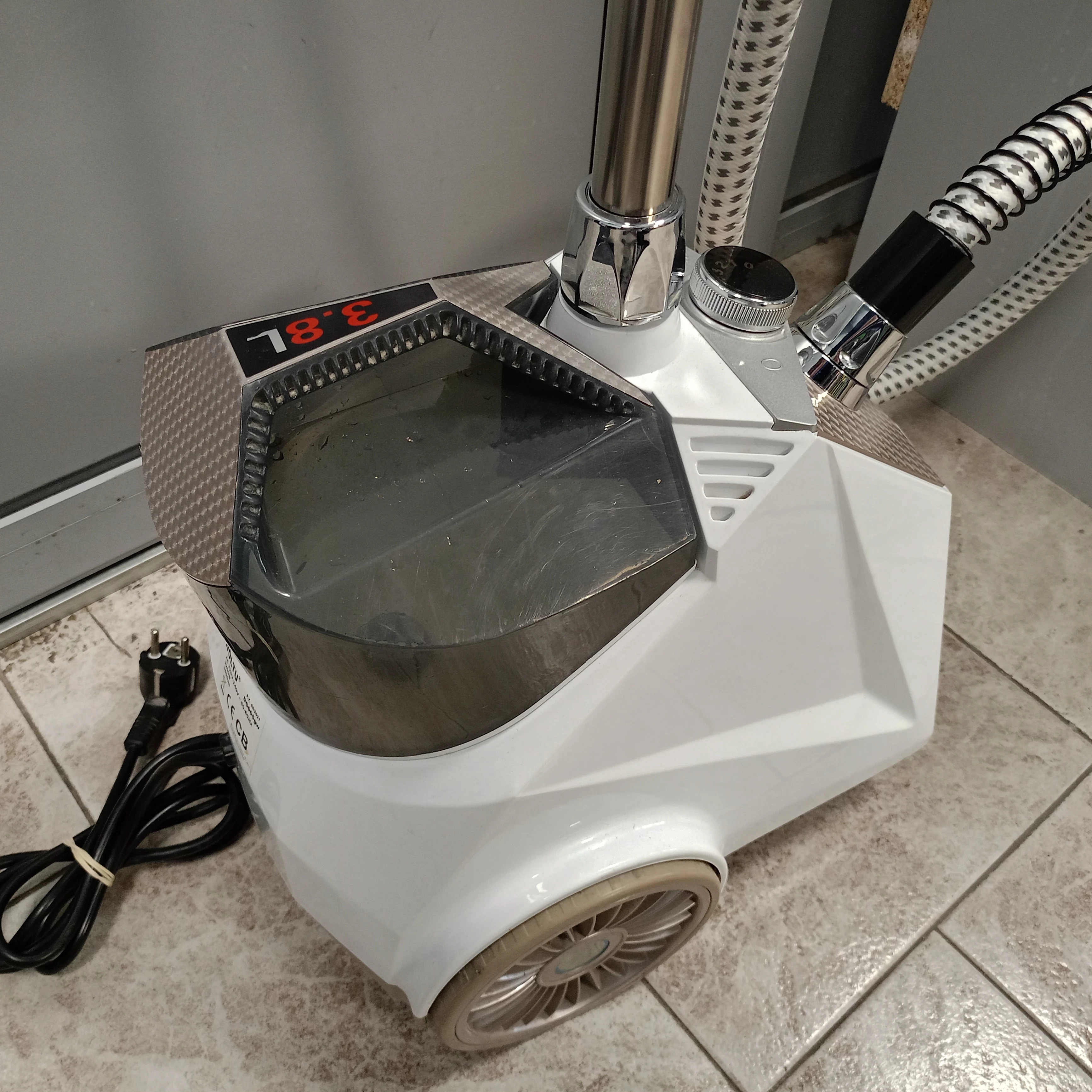 parownica-ze-stojakiem-woltu-dg005gw-z-wieszakiem-na-ubrania-2200w-38l-typ-216069-273149