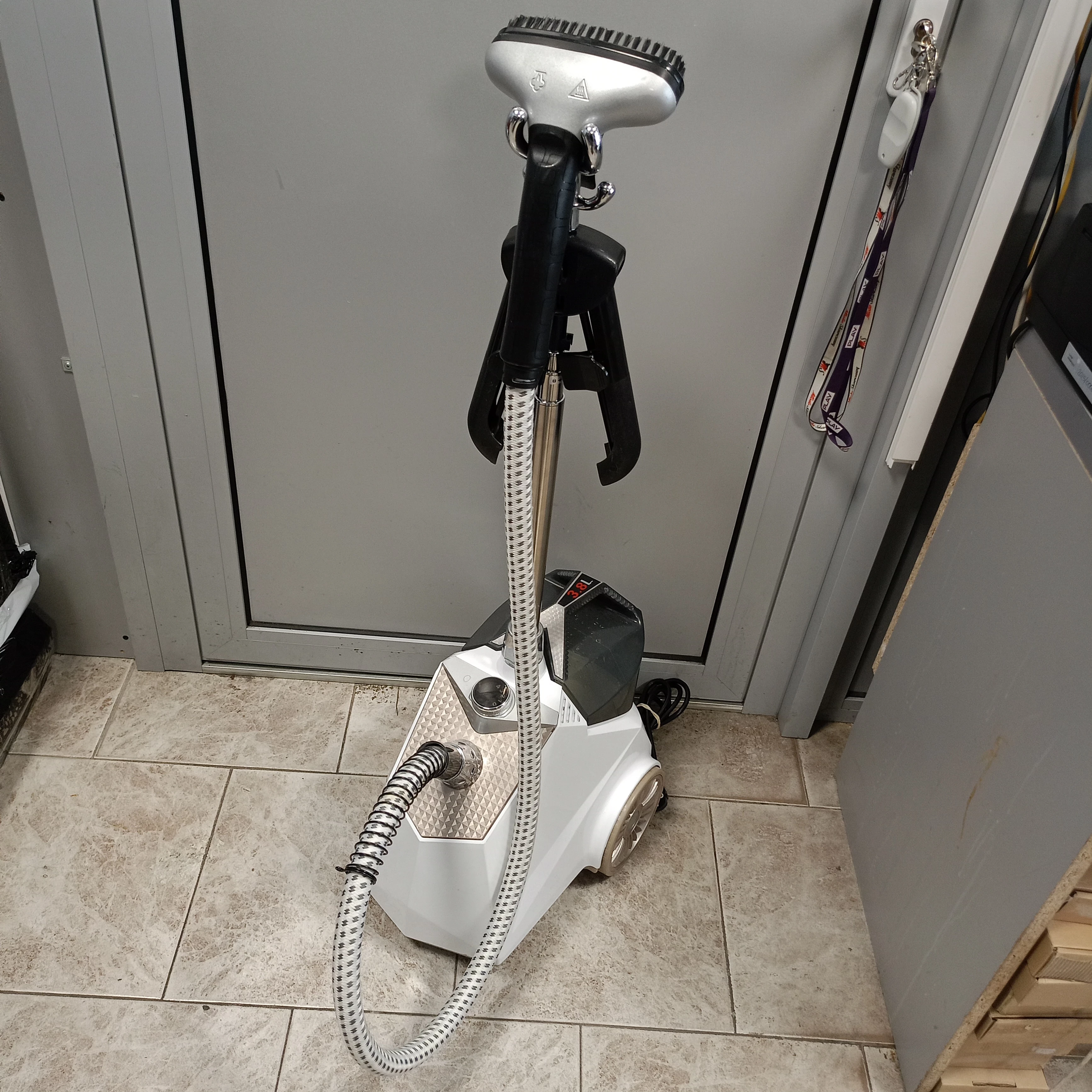 parownica-ze-stojakiem-woltu-dg005gw-z-wieszakiem-na-ubrania-2200w-38l-kolor-dominujacy-129357-1186190