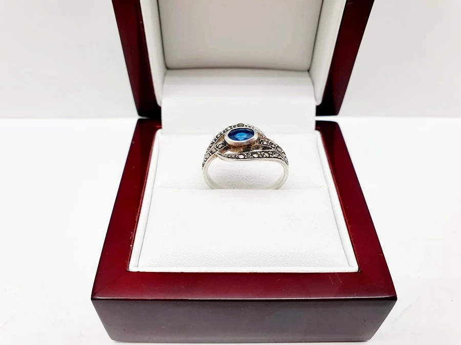 cudny-delikatny-srebrny-pierscionek-z-granatowym-oczkiem-p925-282g-r16-stan-11323-2