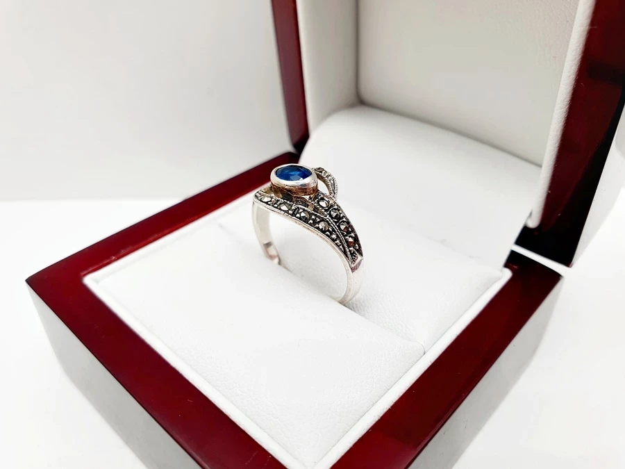 cudny-delikatny-srebrny-pierscionek-z-granatowym-oczkiem-p925-282g-r16-rodzaj-2205-2