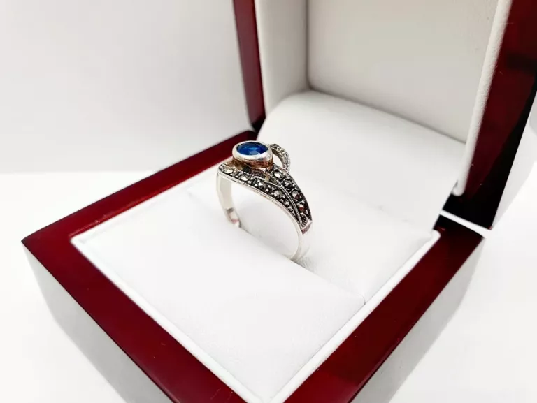cudny-delikatny-srebrny-pierscionek-z-granatowym-oczkiem-p925-282g-r16-rodzaj-2205-2
