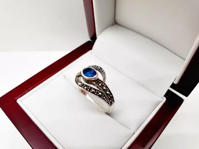 cudny-delikatny-srebrny-pierscionek-z-granatowym-oczkiem-p925-282g-r16-material-15835-4
