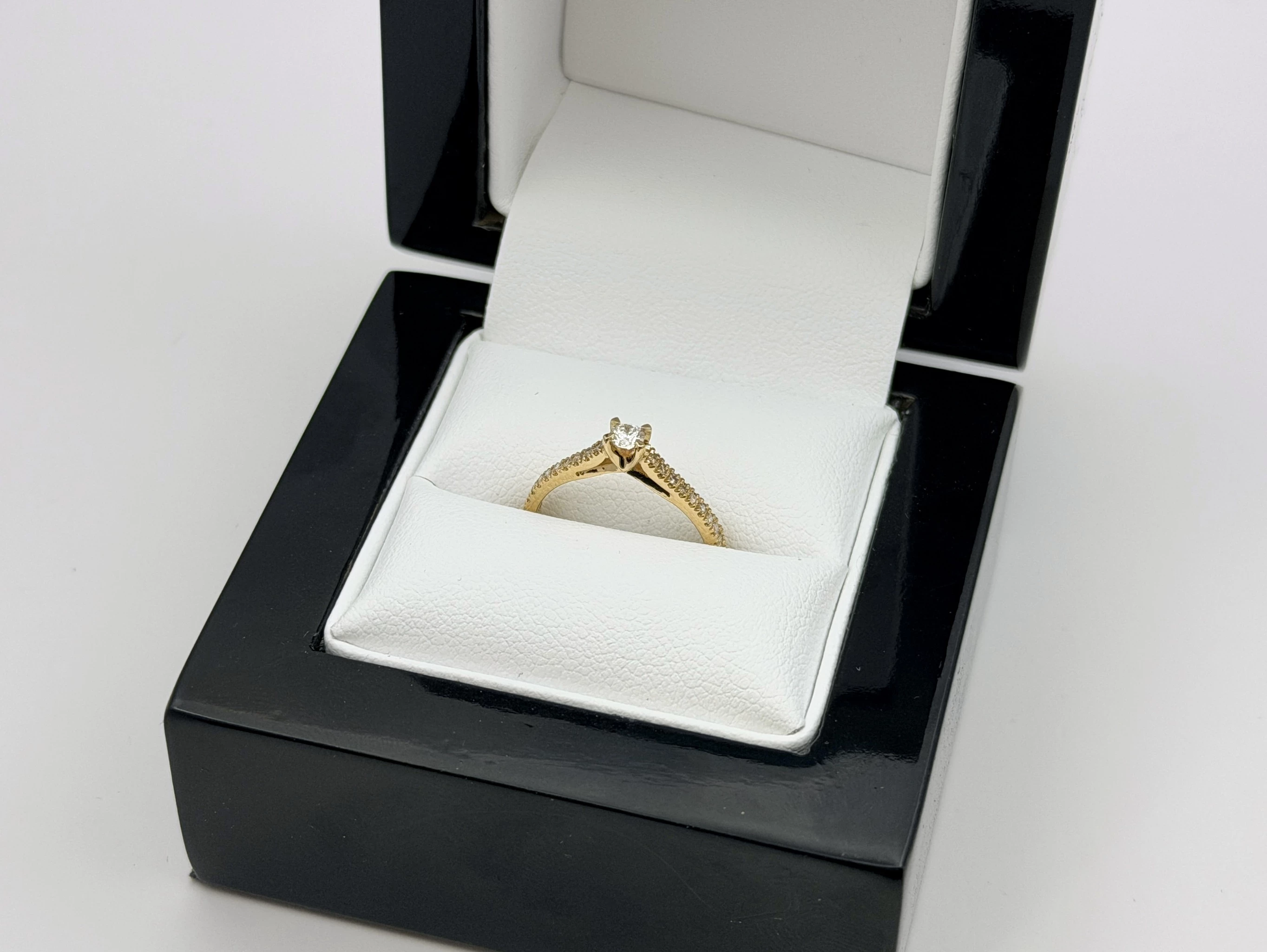 zloty-pierscionek-z-diamentami-009ct019ct-750-18k-r8-174g-rodzaj-2205-2