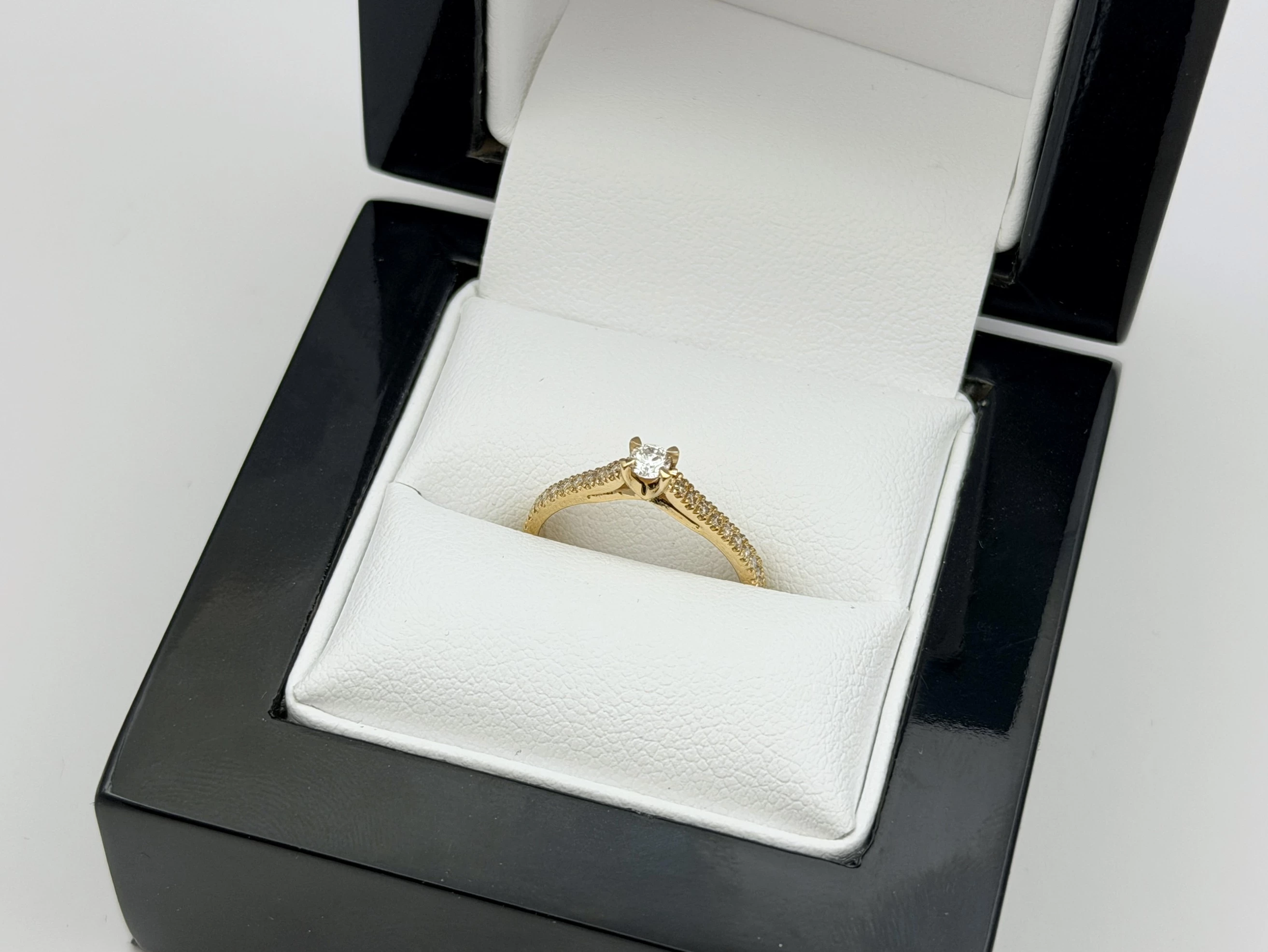 zloty-pierscionek-z-diamentami-009ct019ct-750-18k-r8-174g-material-15835-2