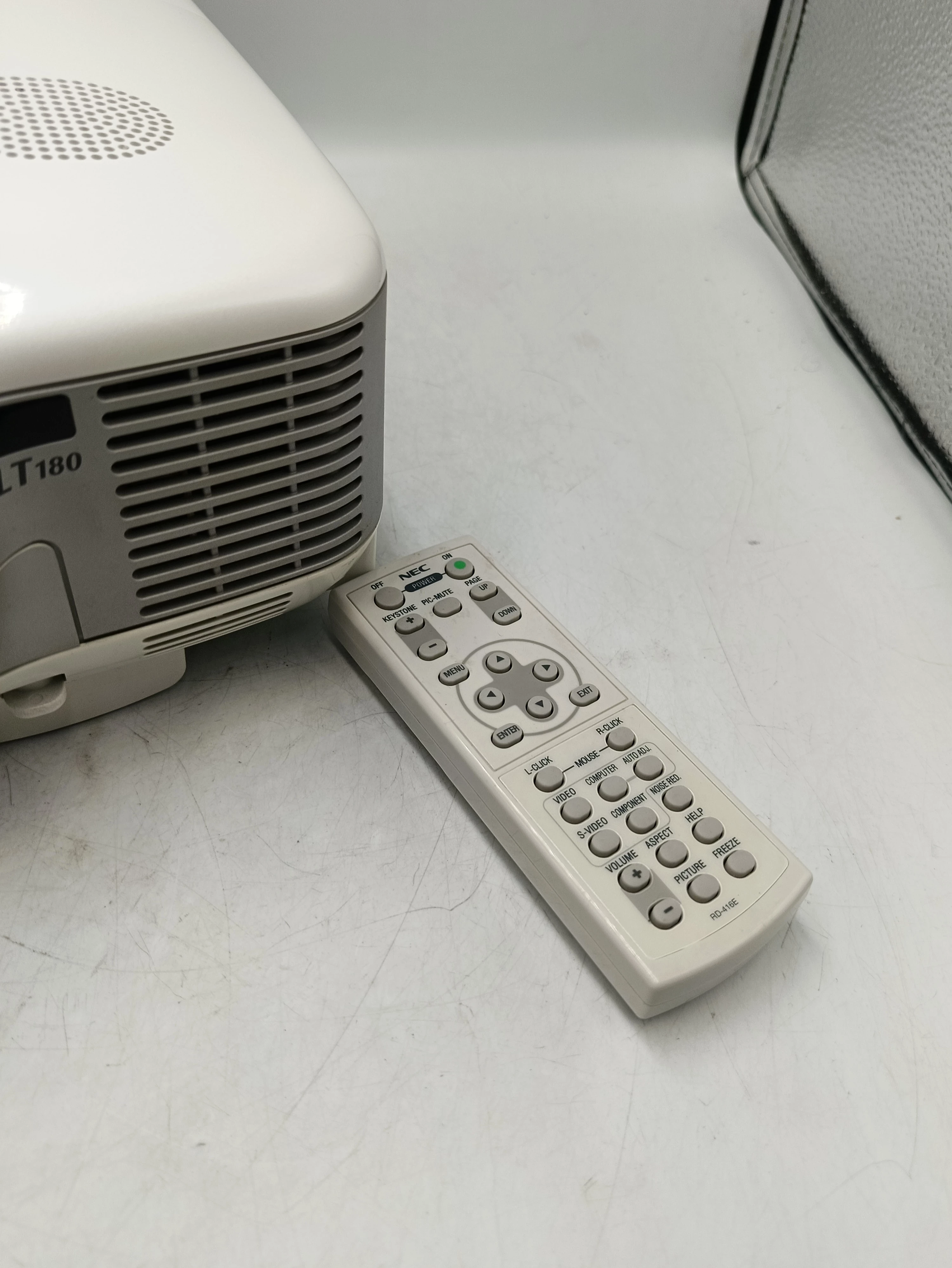 projektor-lcd-nec-lt180-srebrny-jasnosc-lampy-ansi-2000