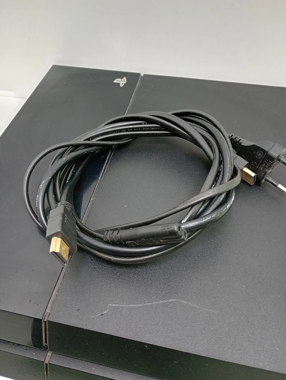 konsola-ps4-1116a-500-gb-kable-pad-liczba-kontrolerow-w-zestawie-205994-225550