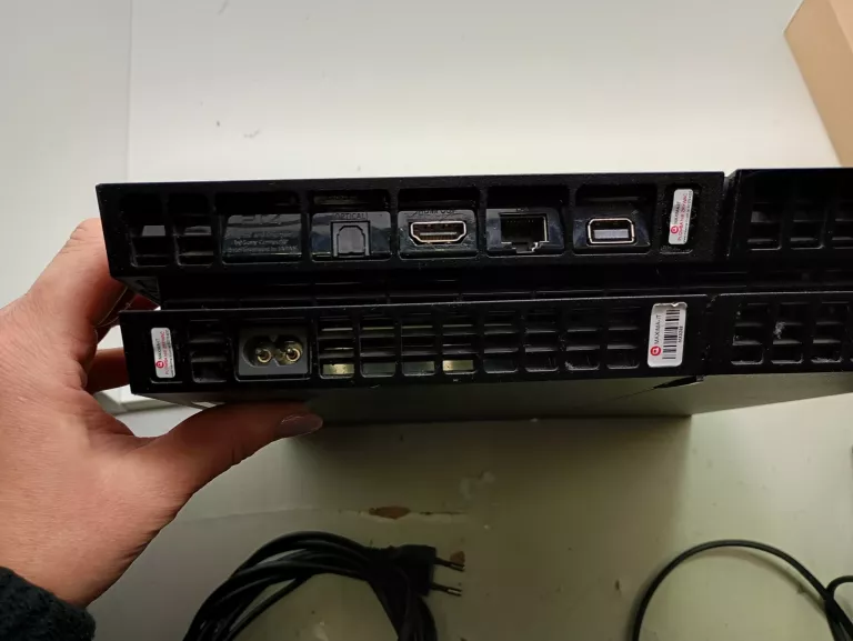 konsola-ps4-1116a-500-gb-kable-pad-gry-w-zestawie-205998-225570