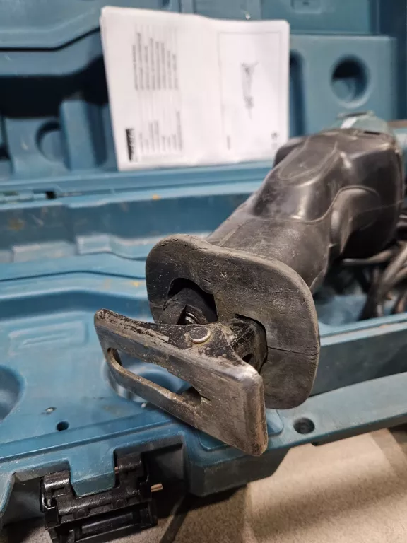 pila-szablasta-makita-jr3050t-walizka-stan-11323-2