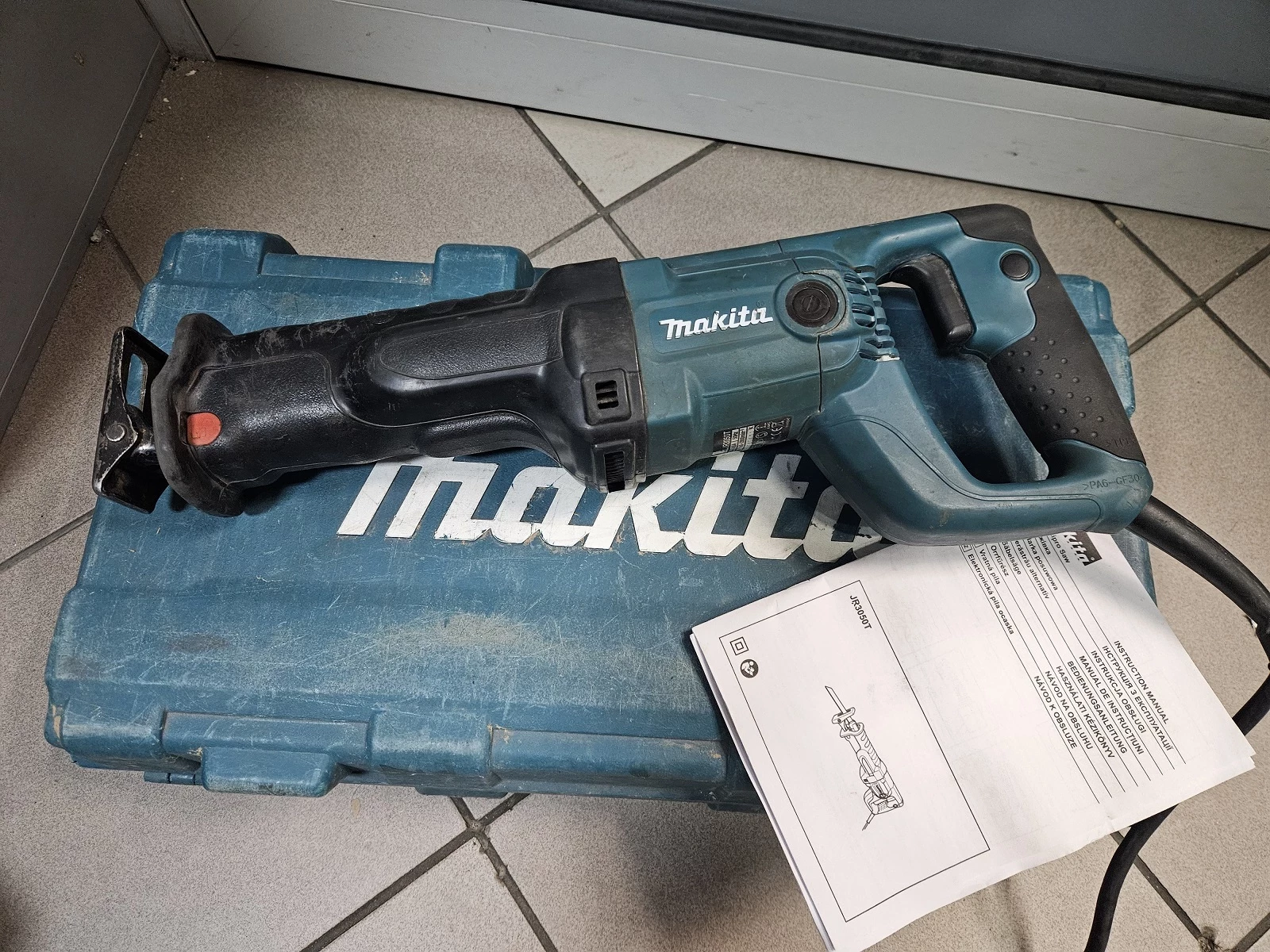 pila-szablasta-makita-jr3050t-walizka-seria-jr3050t
