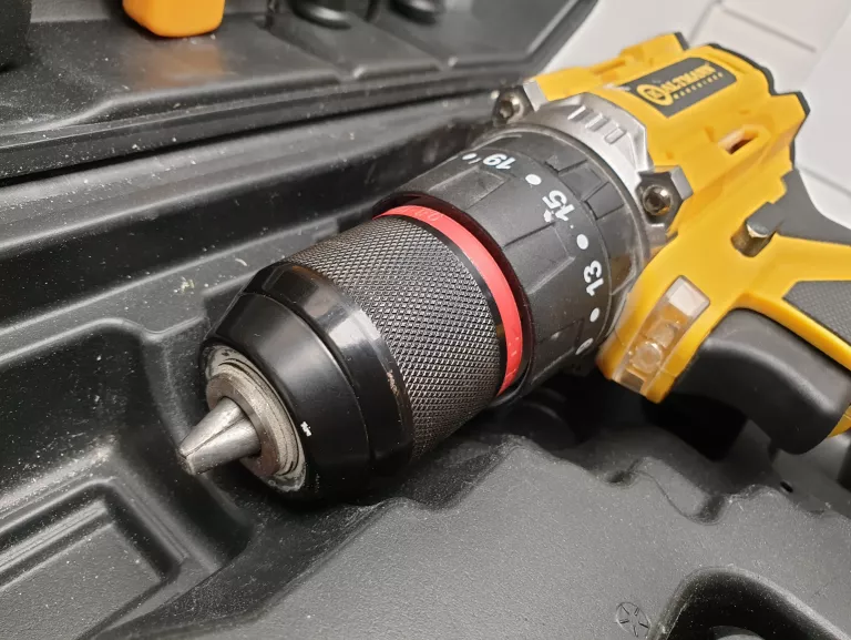 wiertarko-wkretarka-kaltmann-20v-2xaku-20ah-zestaw-walizka-zasilanie-209202-1769478