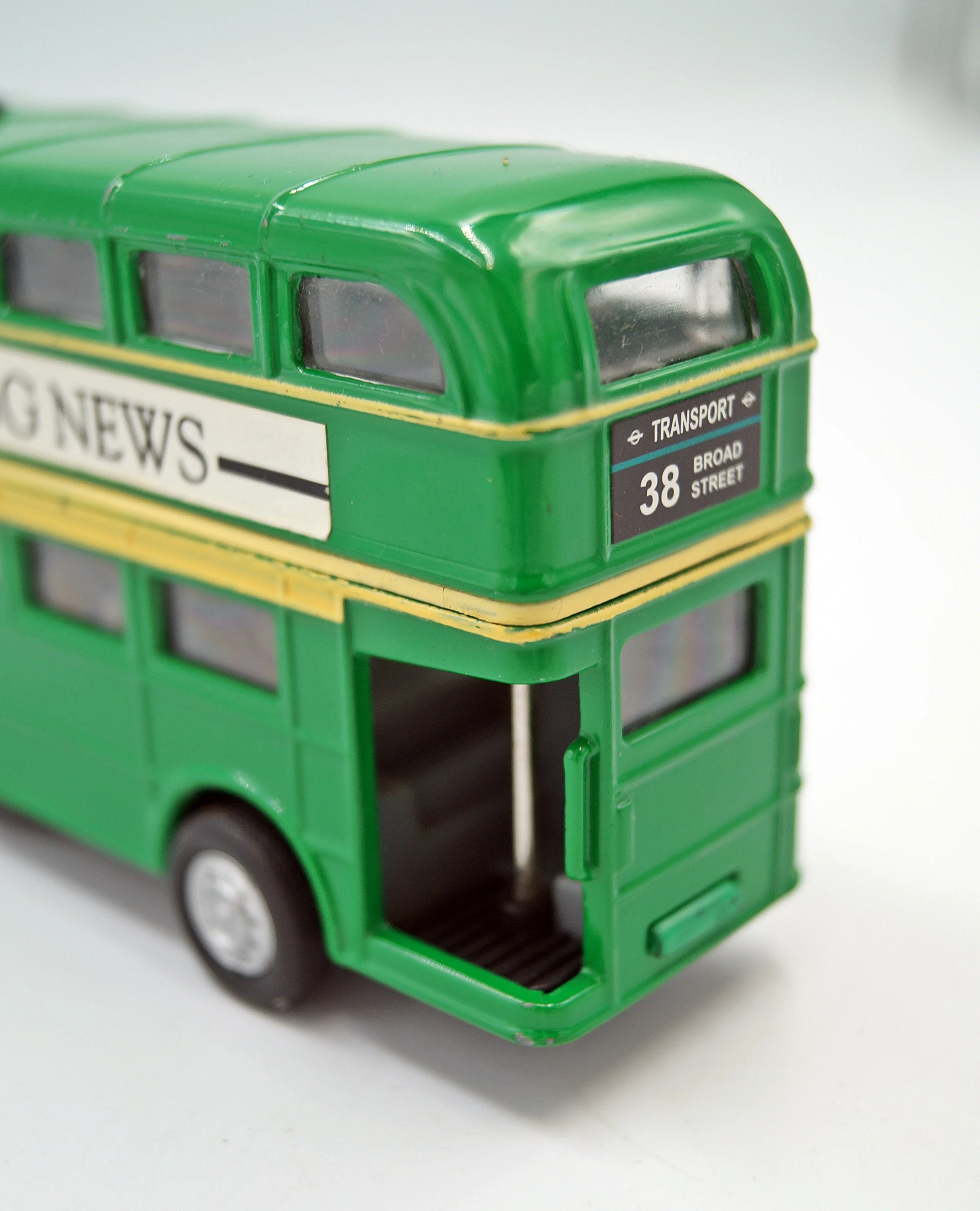 autobus-brytyjski-zielony-evening-news-38-broad-street-skala-250360-1887272