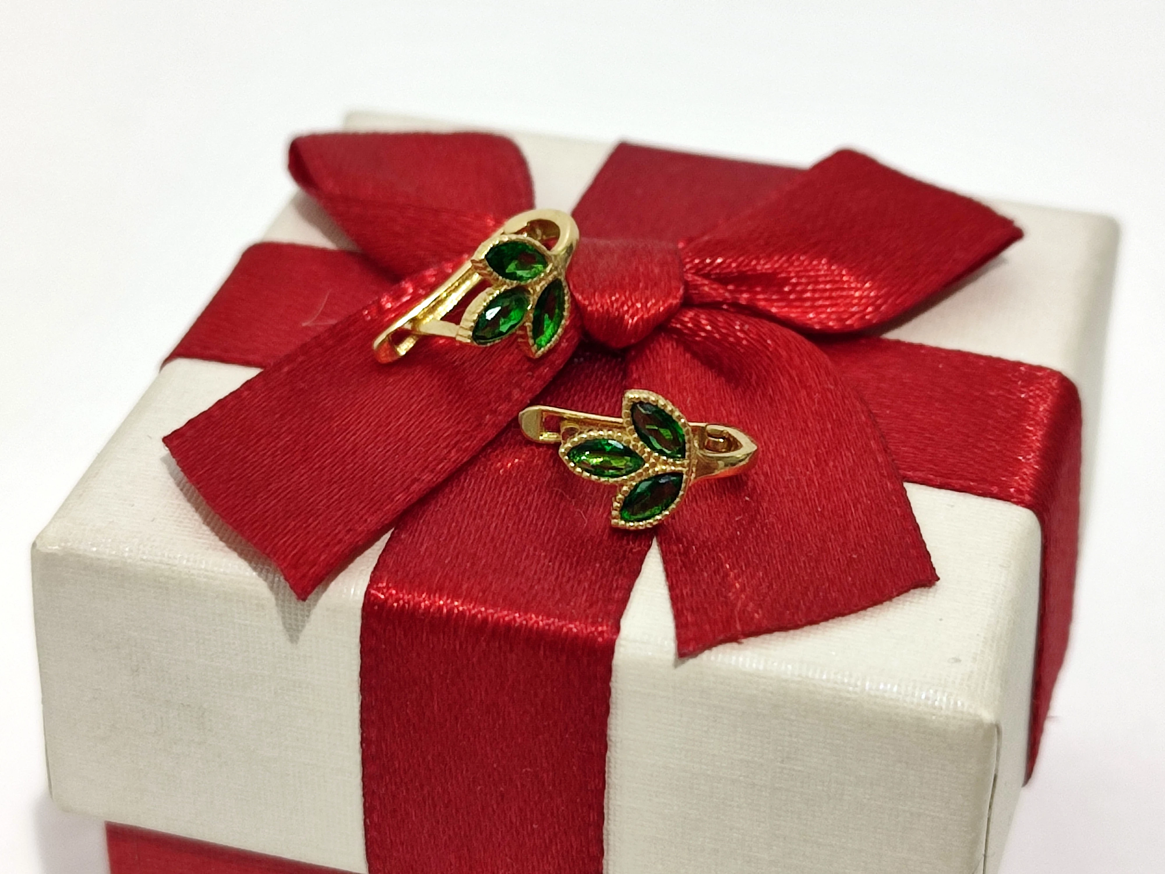 wyrob-jubilerski-delikatne-kolczyki-galazki-z-zielonymi-cyrkoniami-103g-motyw-129129-21