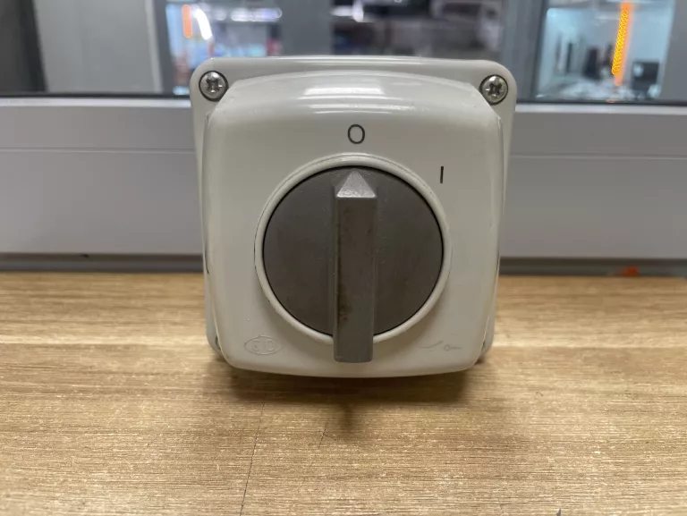 elektromet-lacznik-krzywkowy-w-obudowie-16a-3-bieguny-luk-e16-13-0-1-95161-osiedle-centrum-d1-krakow