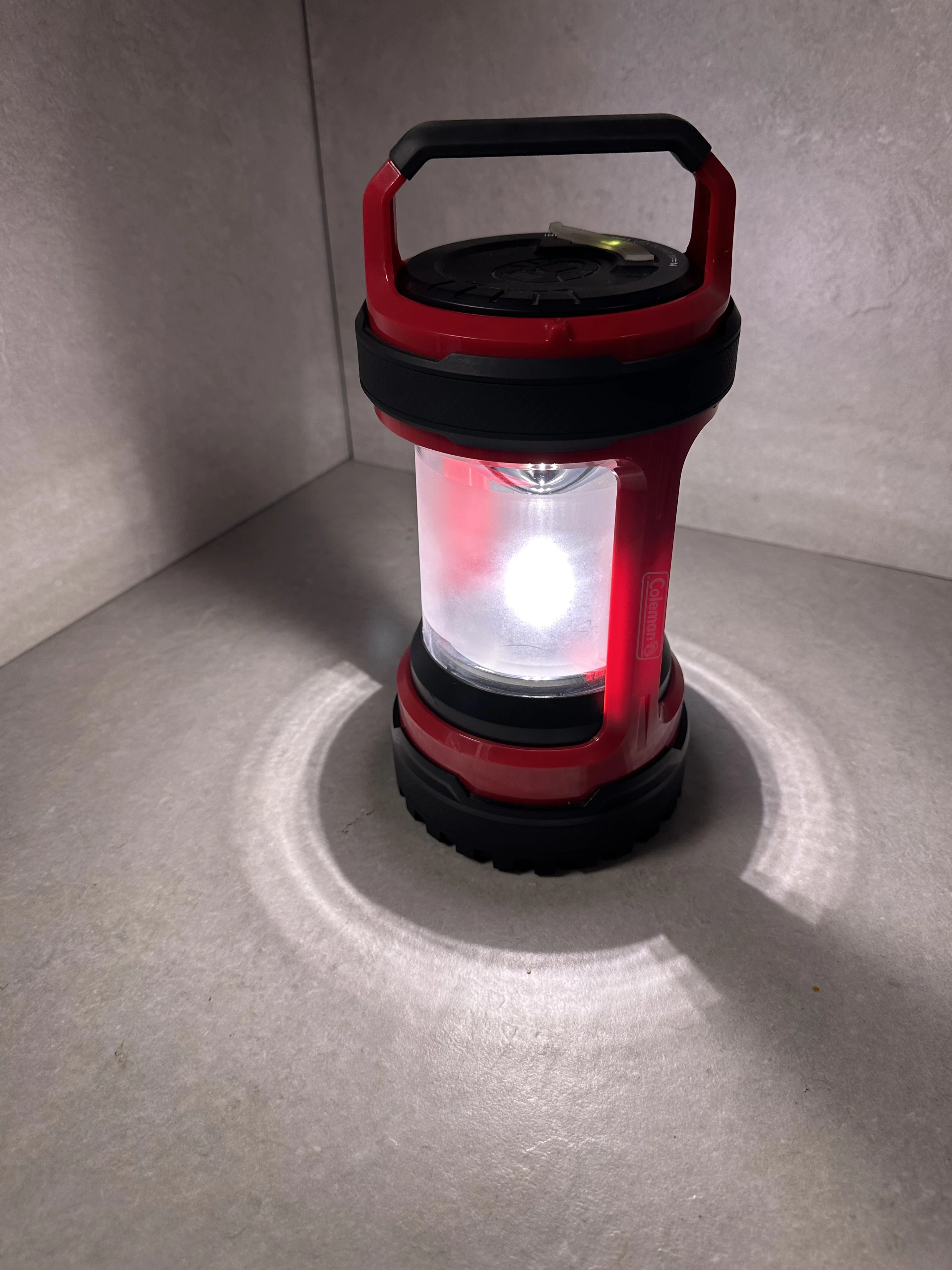 coleman-lampa-kempingowa-conquerspin-ladowana-550-lumenow-model-batteryguard-600-l