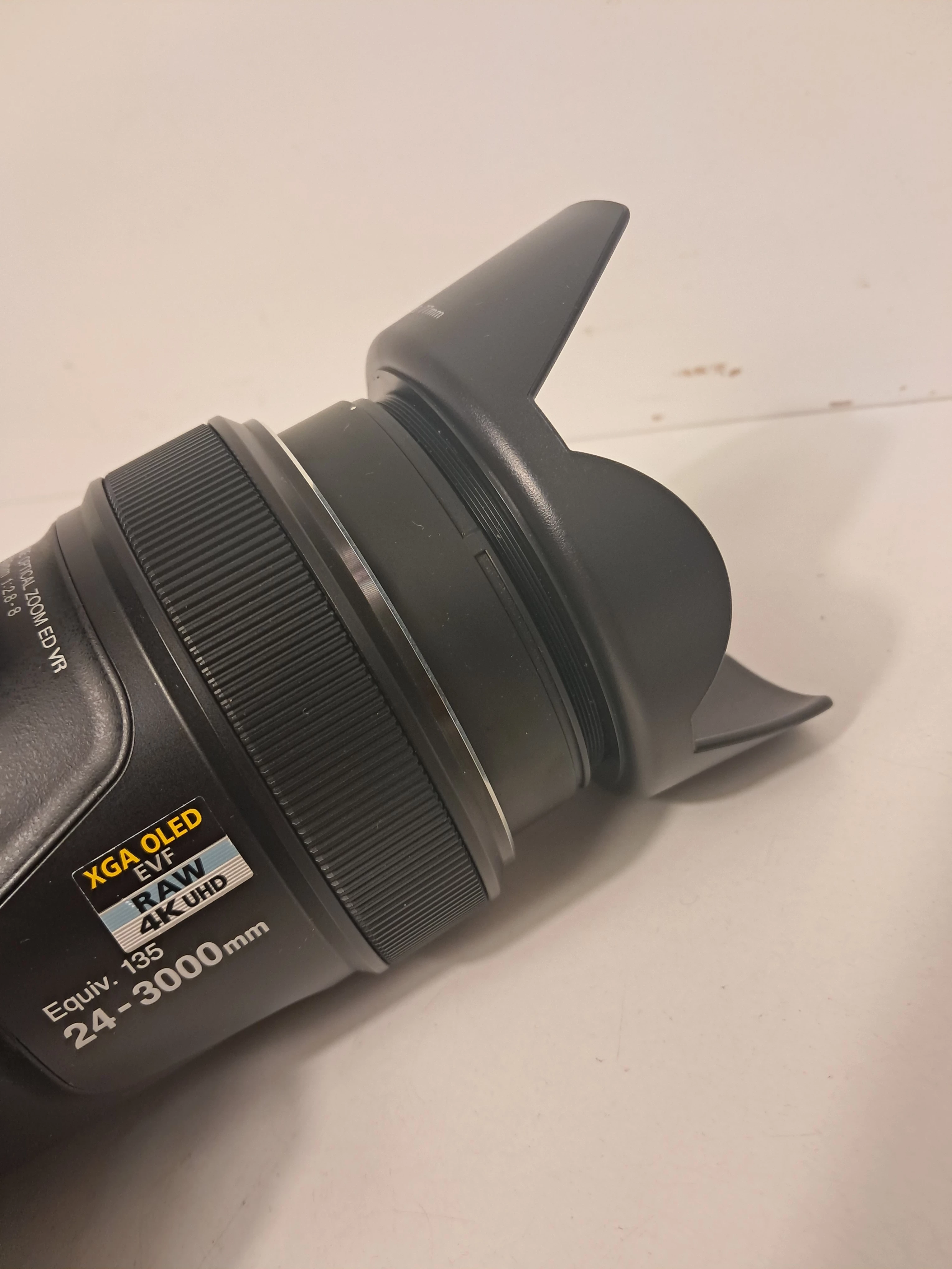 nikon-coolpix-p1000-przekatna-ekranu-320