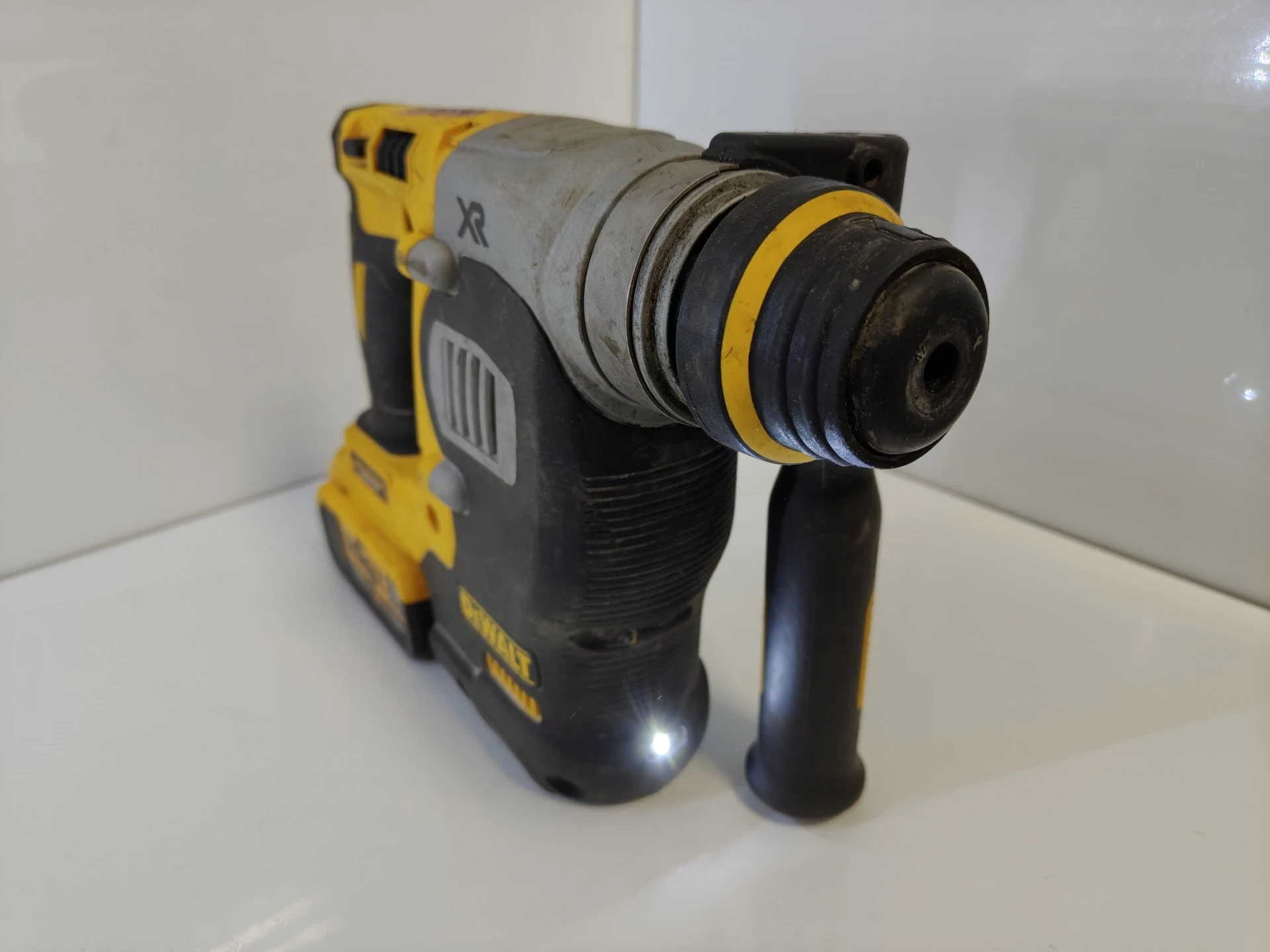 mlotowiertarka-akumulatorowa-dewalt-dch273-aku-40ah-18v-stan-11323-2