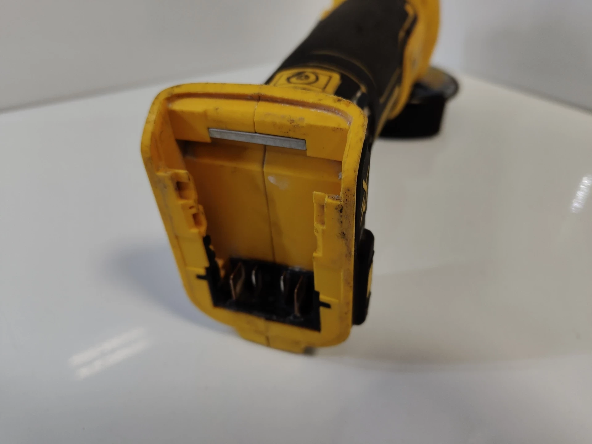 szlifierka-katowa-dewalt-dcg405-akumulatorowa-18v-stan-11323-2