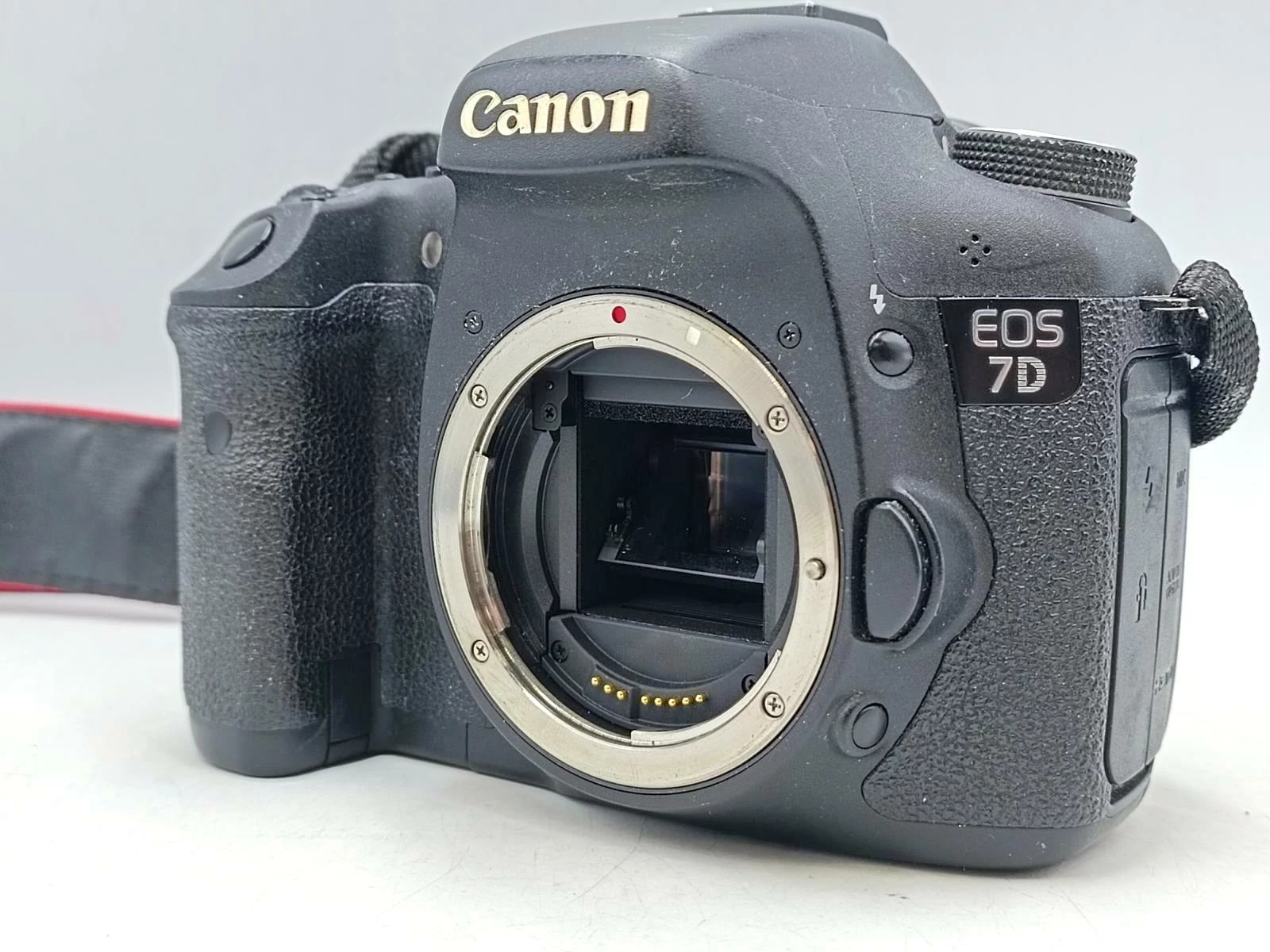 aparat-body-canon-eos-7d-przekatna-ekranu-300