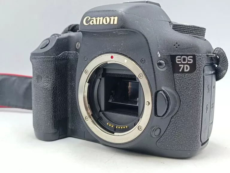 aparat-body-canon-eos-7d-przekatna-ekranu-300