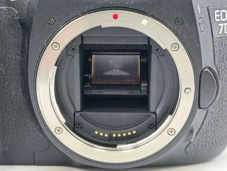 aparat-body-canon-eos-7d-model-zalaczonego-obiektywu-sigma-28-105-128-4
