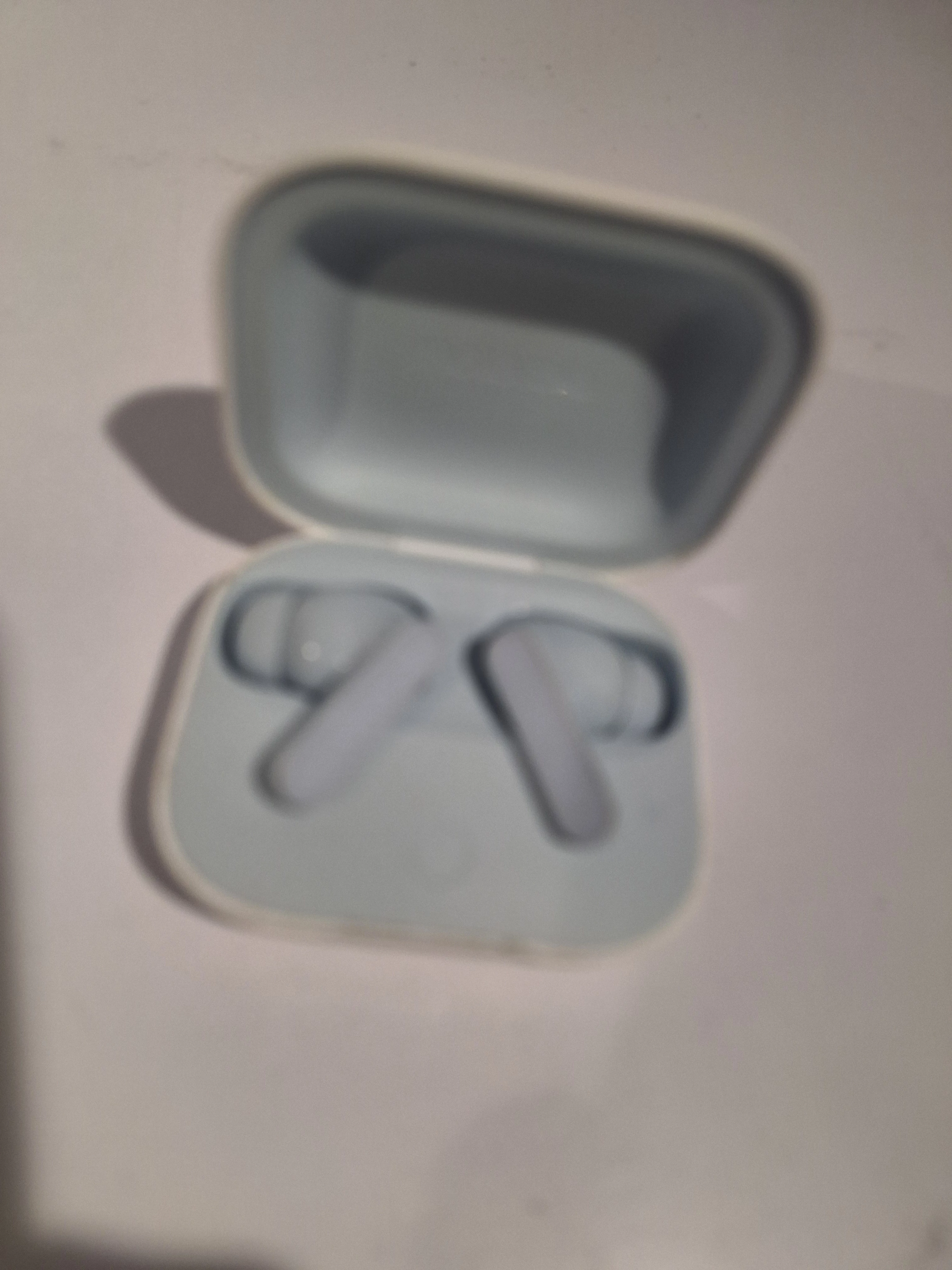 sluchawki-dokanalowe-biale-etui-moto-buds-stan-11323-2