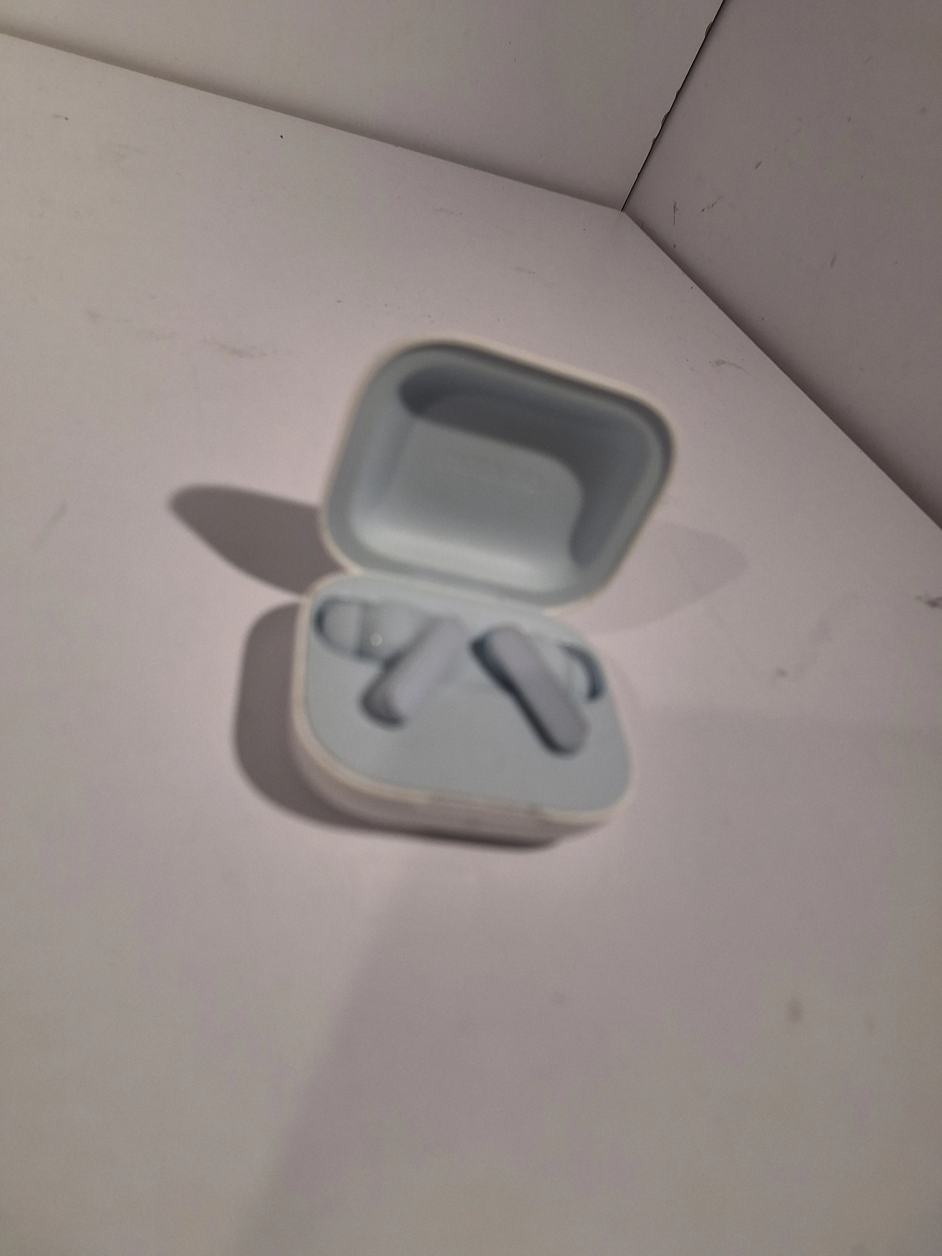 sluchawki-dokanalowe-biale-etui-moto-buds-janowicza-3-olsztyn