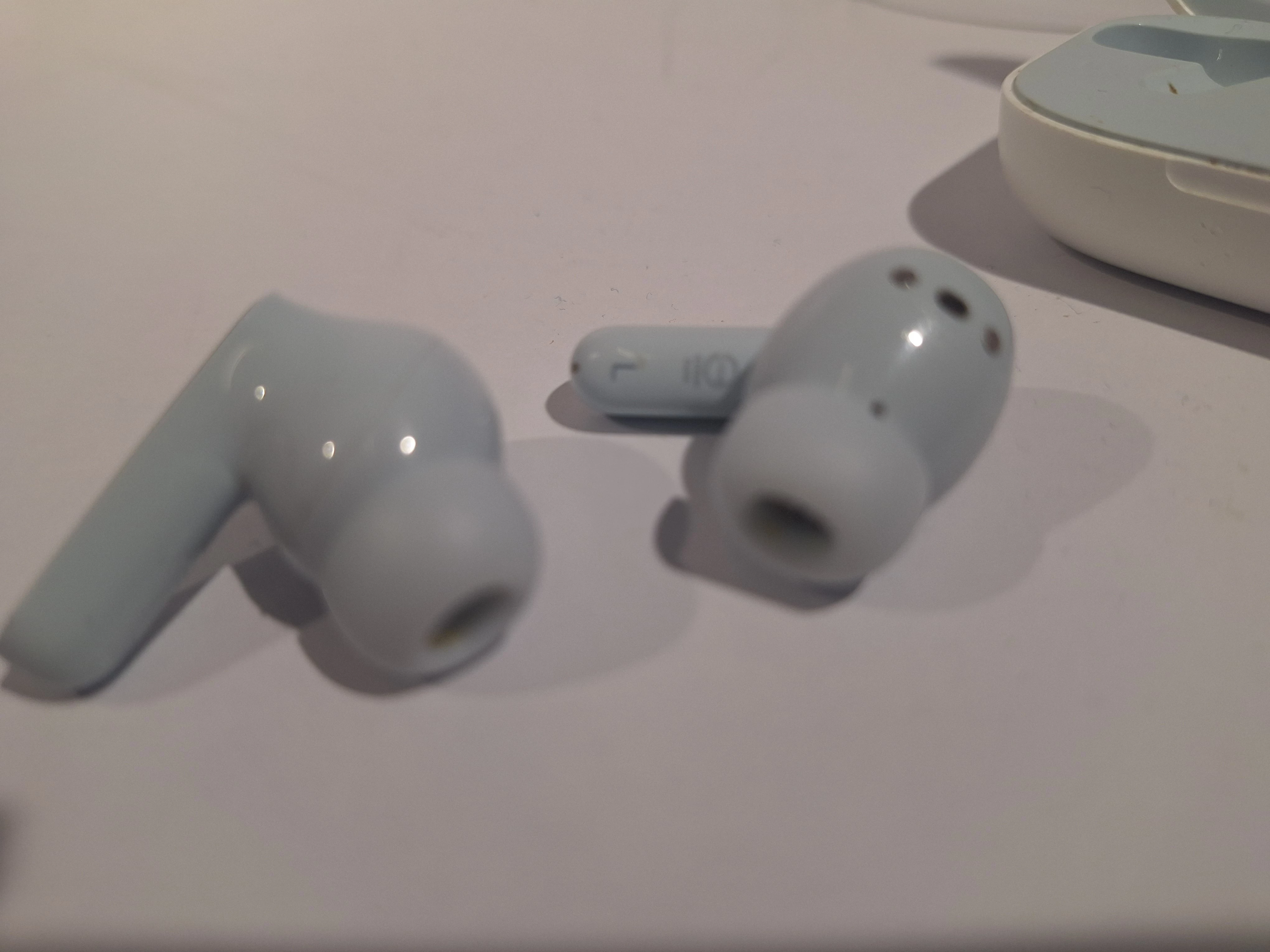 sluchawki-dokanalowe-biale-etui-moto-buds-waga-produktu-z-opakowaniem-jednostkowym-0190