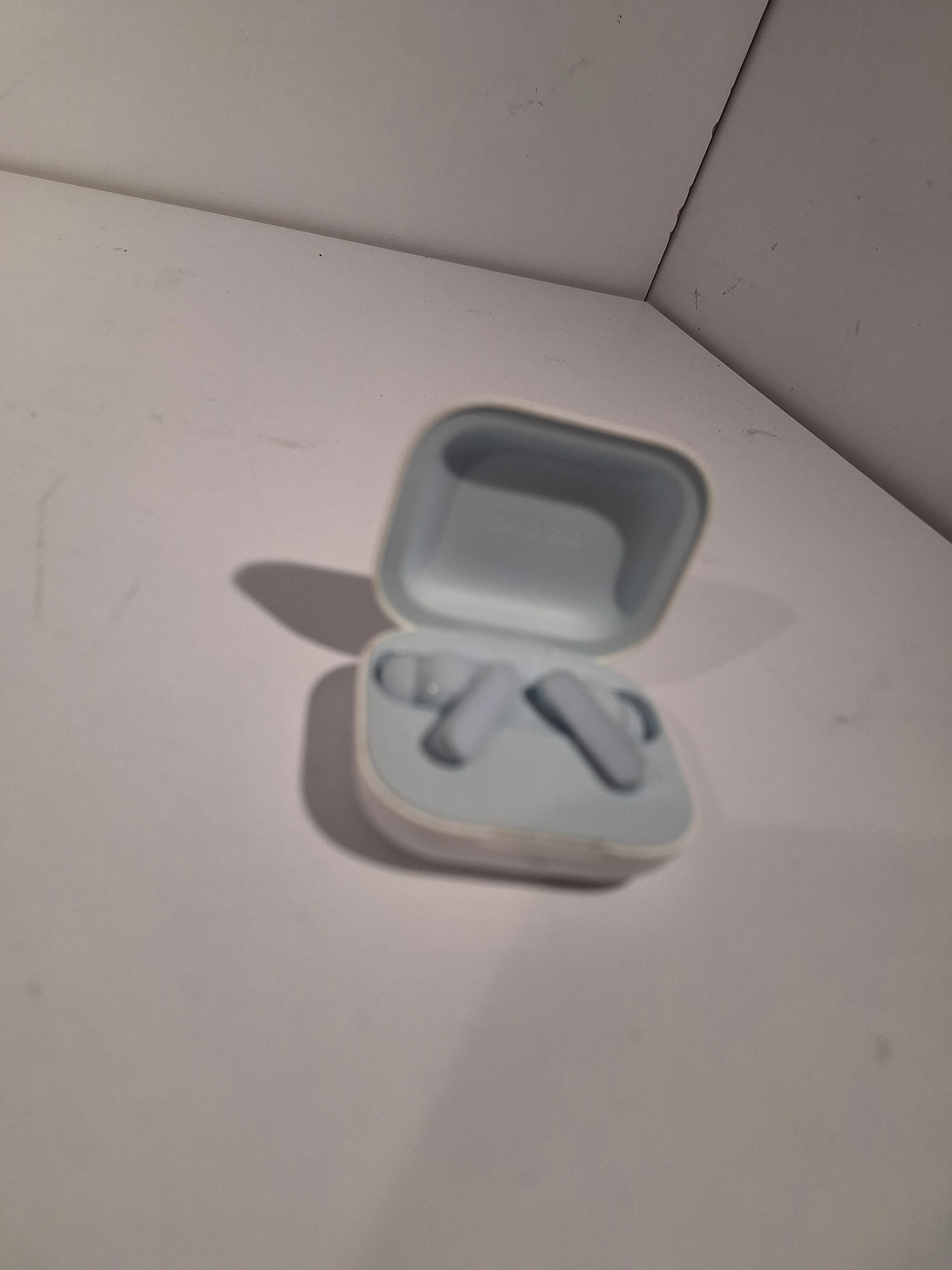 sluchawki-dokanalowe-biale-etui-moto-buds-model-250439-1919956