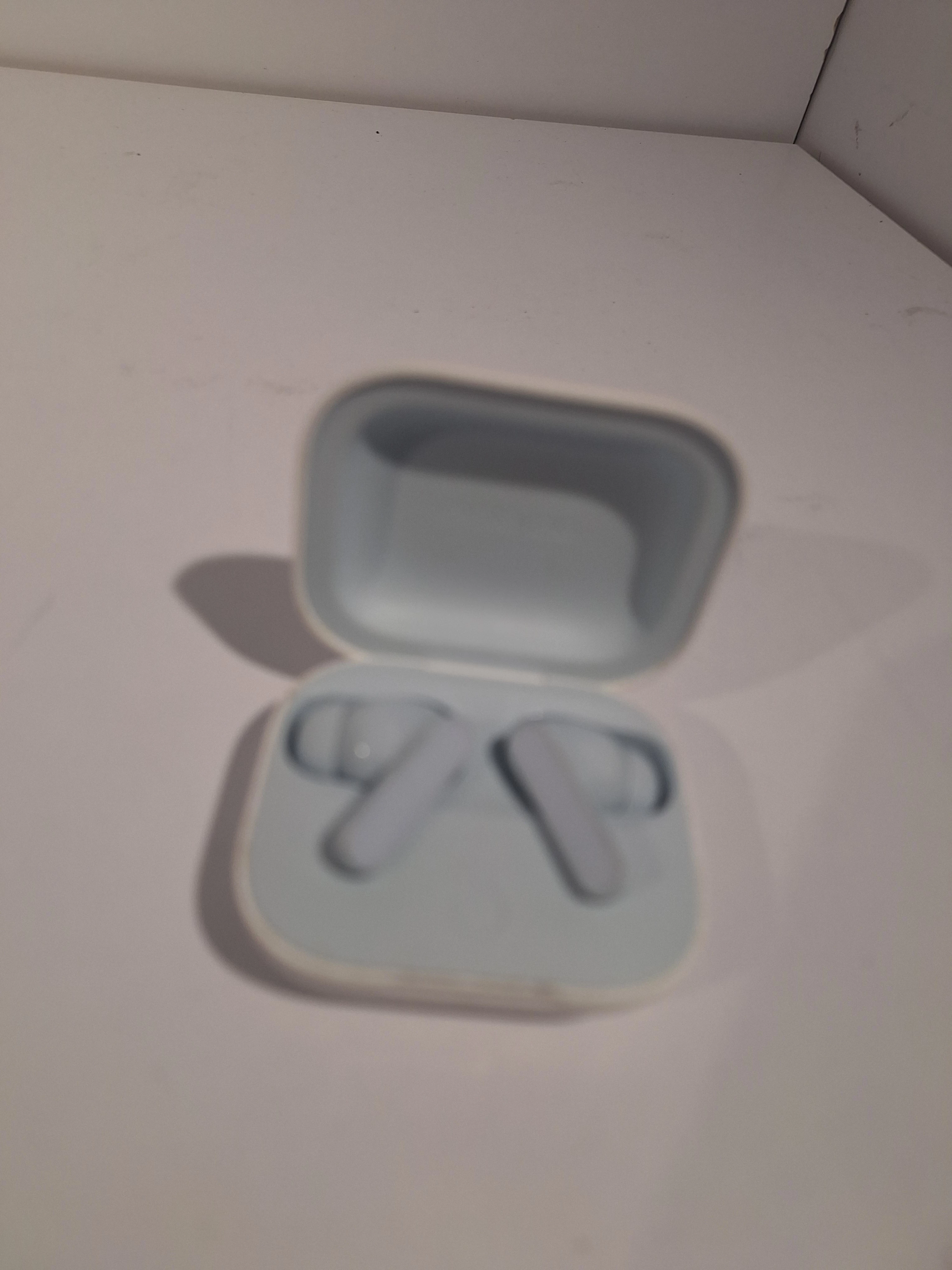 sluchawki-dokanalowe-biale-etui-moto-buds-transmisja-sygnalu-203713-217785