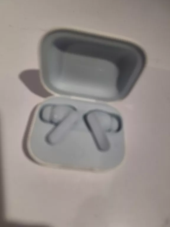 sluchawki-dokanalowe-biale-etui-moto-buds-stan-11323-2