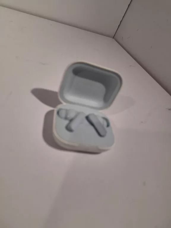 sluchawki-dokanalowe-biale-etui-moto-buds-janowicza-3-olsztyn