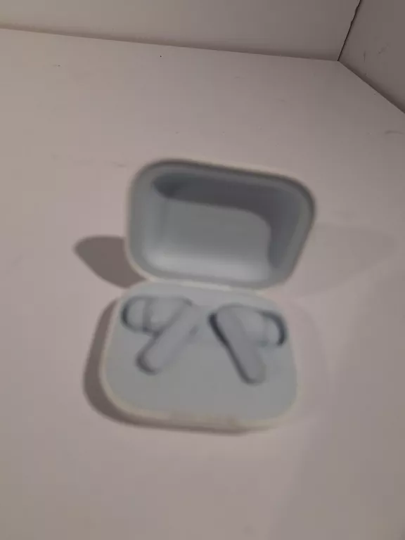 sluchawki-dokanalowe-biale-etui-moto-buds-transmisja-sygnalu-203713-217785