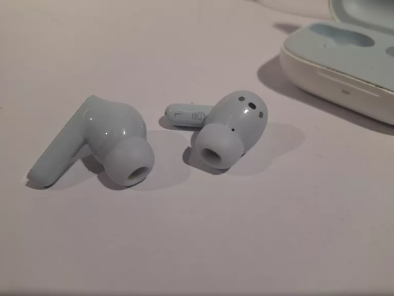 sluchawki-dokanalowe-biale-etui-moto-buds-waga-produktu-12000