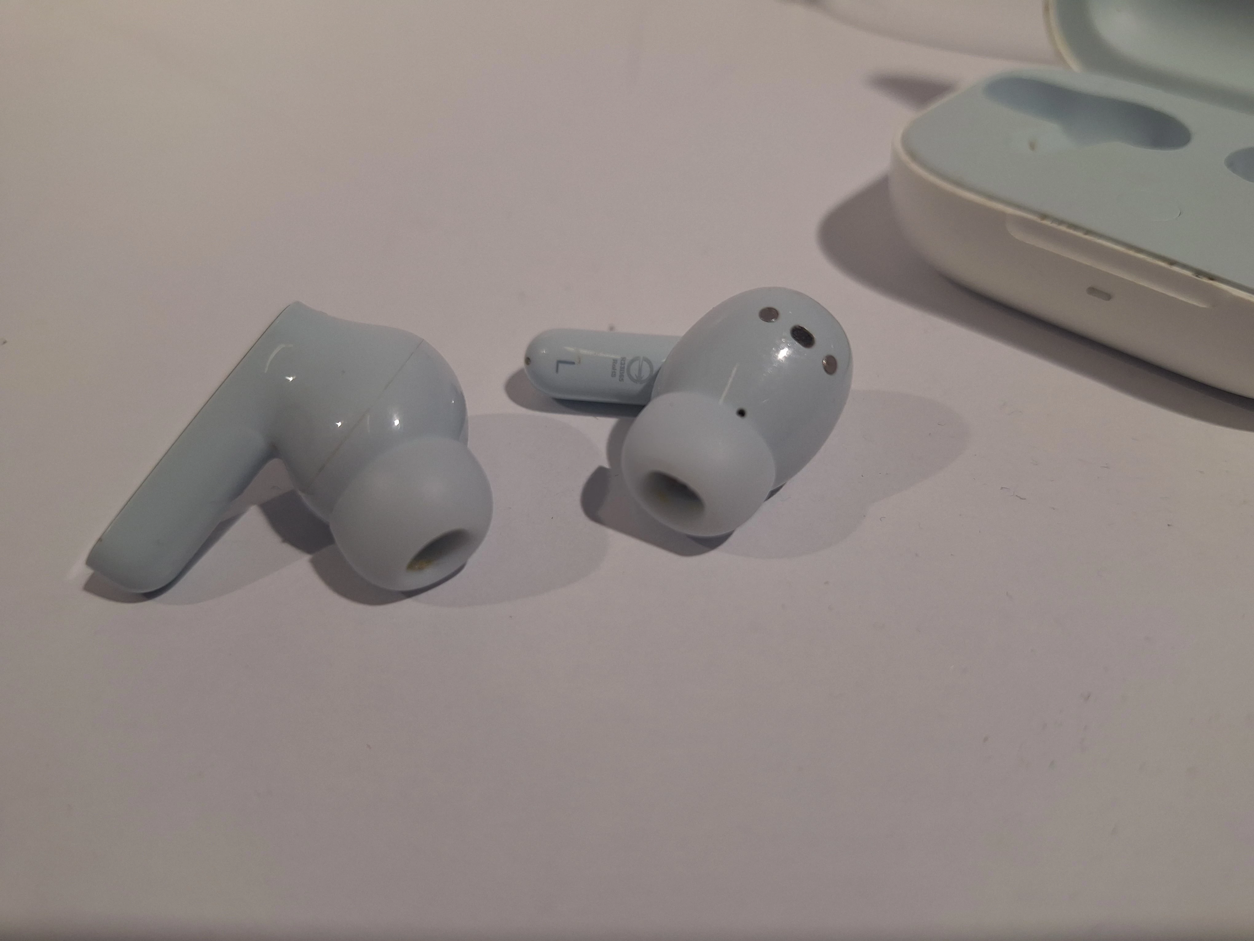 sluchawki-dokanalowe-biale-etui-moto-buds-waga-produktu-12000